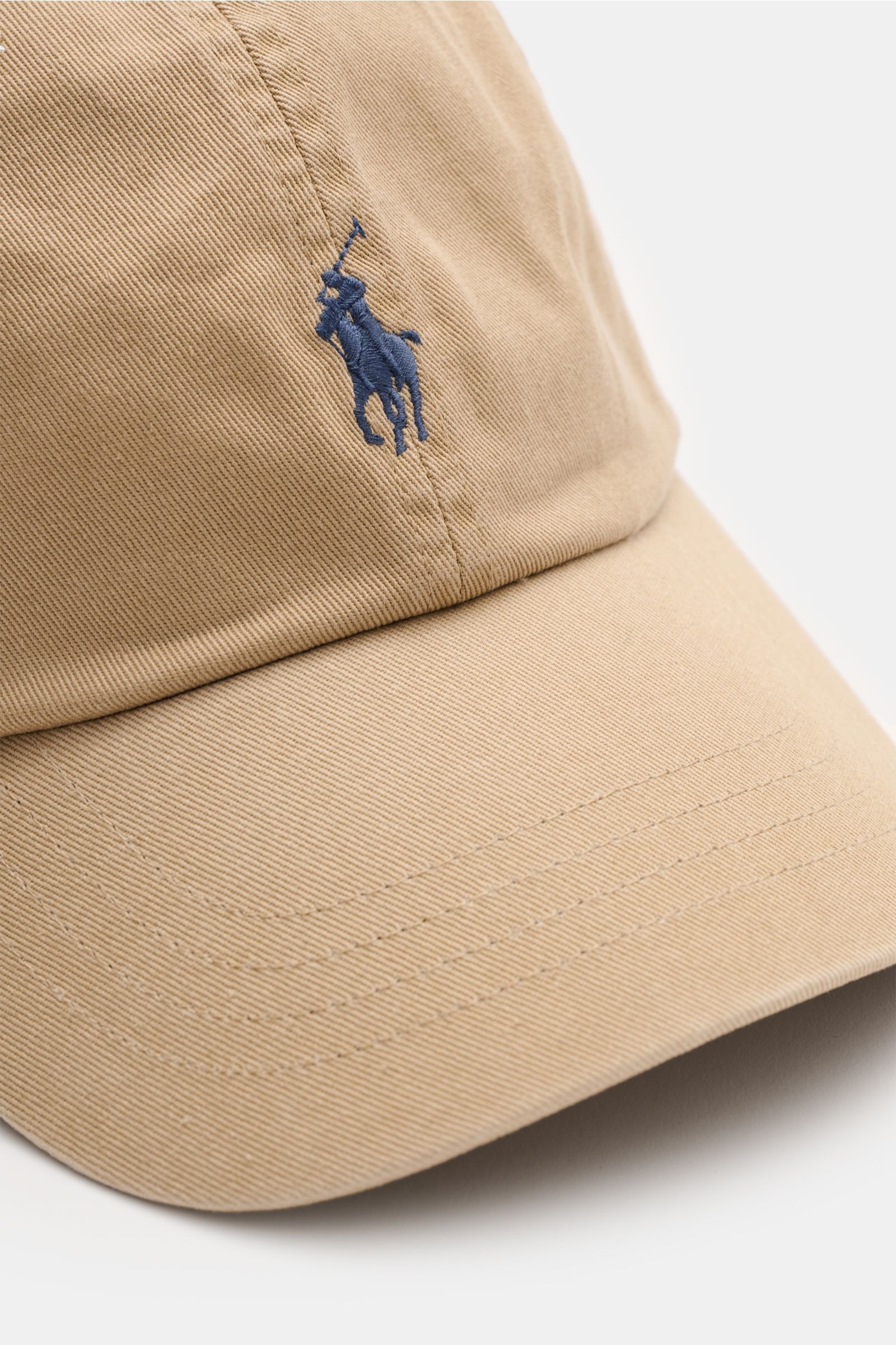 Beige Polo Ralph Lauren Baseball-Cap aus reiner Baumwolle mit klassischem Six-Panel-Design, Logo-Stitching vorne, verstellbarem Verschluss, Nahaufnahme schräg von vorne.