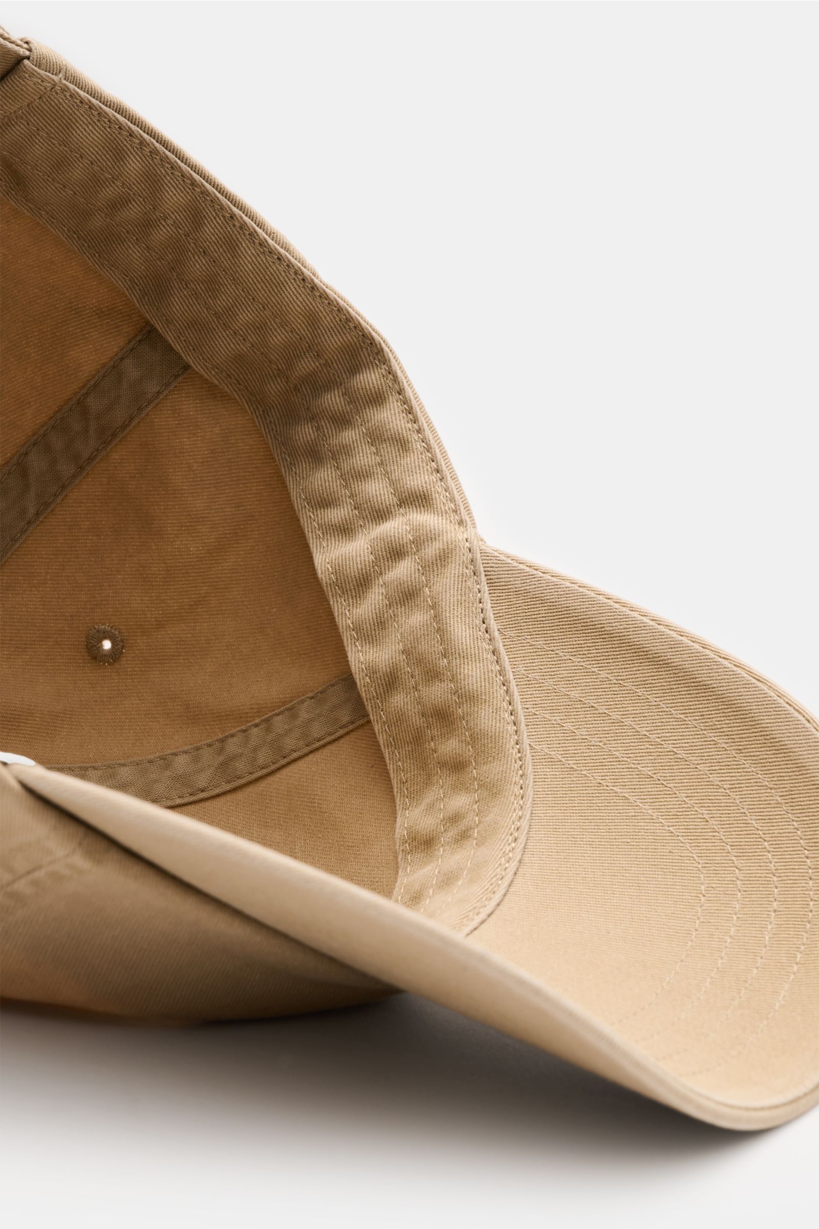 Beige Polo Ralph Lauren Baseball-Cap aus reiner Baumwolle, Six-Panel-Design, Logo-Stitching vorne, verstellbarer Verschluss, Nahaufnahme von innen und Schirm.