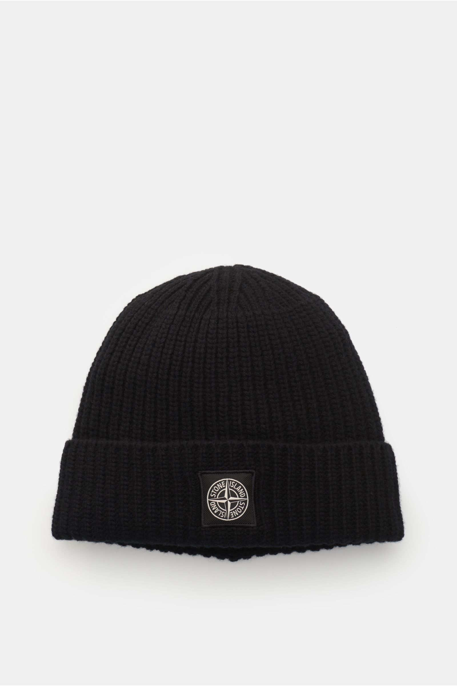 Stone Island Wollmütze schwarz, Frontansicht, reine Wolle, leicht griffig, moderne Rippstrick-Optik, breiter Umschlag mit STONE ISLAND-Weblabel.