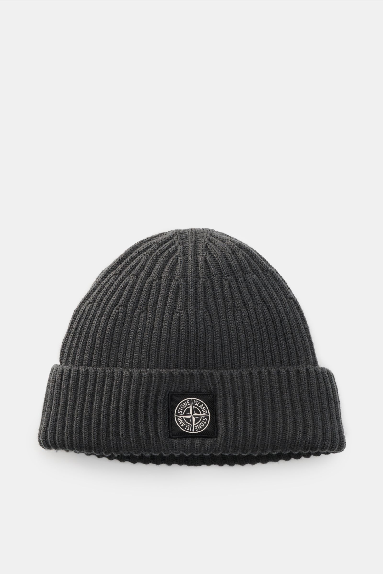Stone Island Wollmütze dunkelgrau, frontale Nahaufnahme, reine Wolle, weicher Griff, moderne Rippstrick-Optik, breiter Umschlag mit STONE ISLAND-Weblabel.