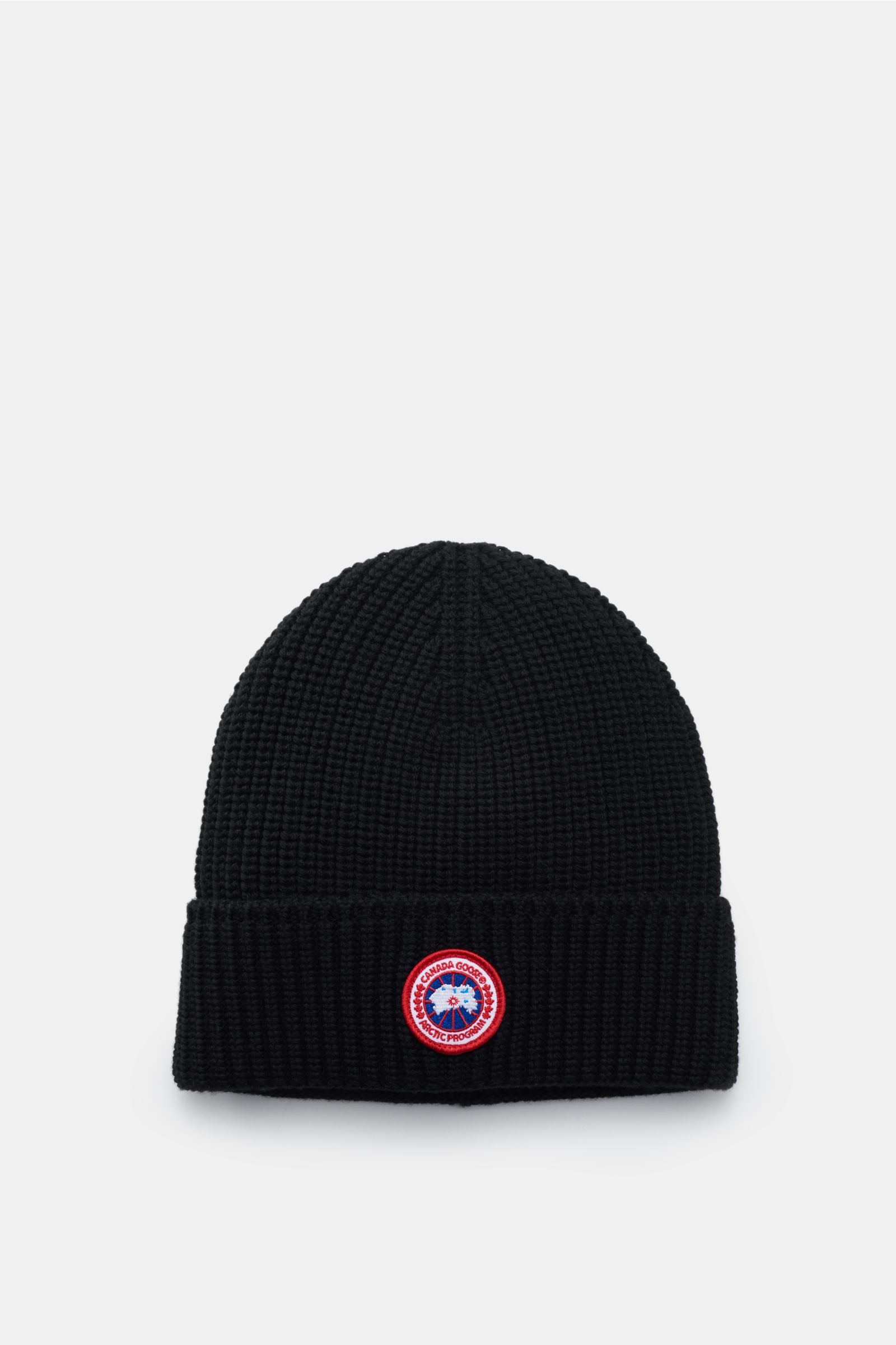 Canada Goose Wollmütze schwarz aus reiner Wolle, grober Rippstrick, griffige Qualität, Umschlag mit Weblabel, frontal fotografiert.