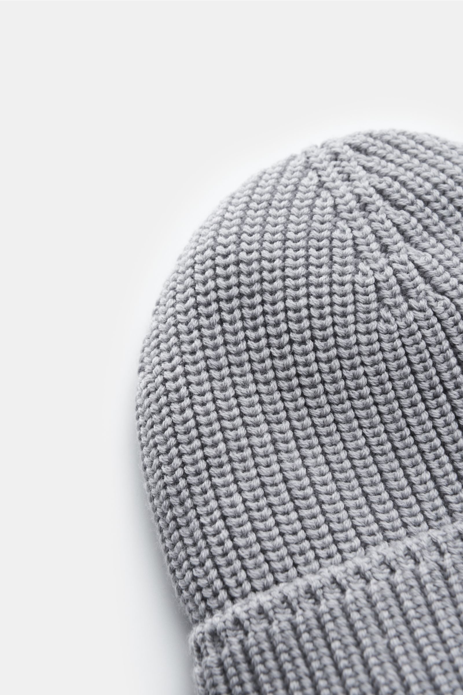 Close-up shot of Canada Goose Wollmütze hellgrau in light grey, showing thick ribbed knit pure wool, cuff with web label, and textured quality.

Description: Must-Have für die kühle Jahreshälfte: Mit der Mütze aus reinem Woll-Rippstrick vom Outdoor-Exp