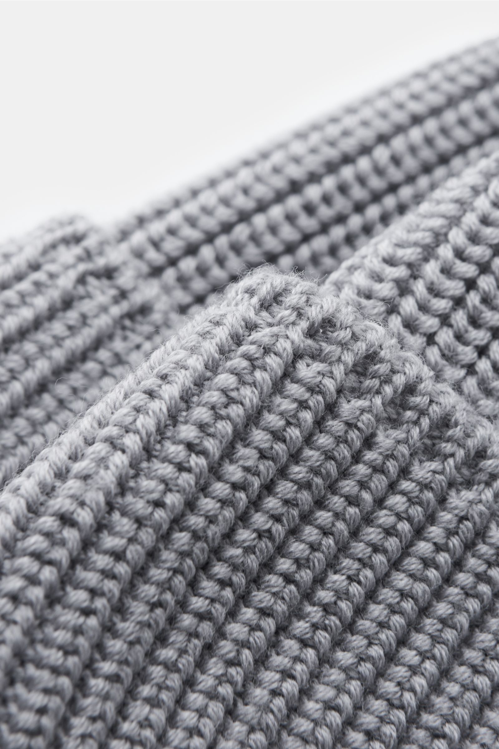 Close-up front view of Canada Goose Wollmütze hellgrau in pure wool with chunky ribbed knit, textured quality, and folded cuff with web label.

Description: Must-Have für die kühle Jahreshälfte: Mit der Mütze aus reinem Woll-Rippstrick vom Outdoor-Expe