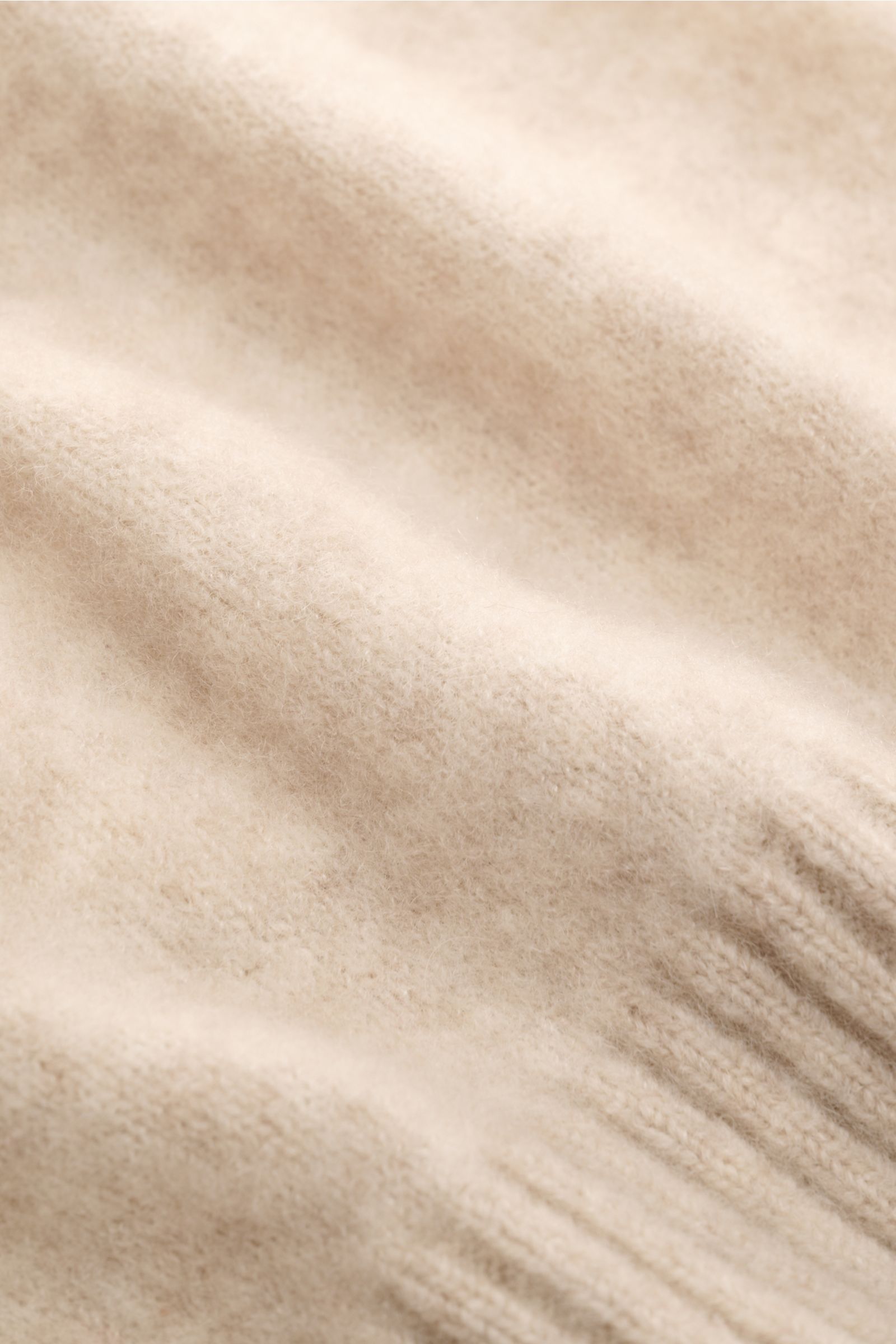 Close-up view of Piacenza 1733 Mütze sand showing fine knit texture and wide ribbed cuff in soft cashmere blend fabric.

Description: Luxus für kalte Tage – die Mütze aus Cashmere, Seide und hochwertiger Microfaser von PIACENZA 1733 überzeugt mit softe