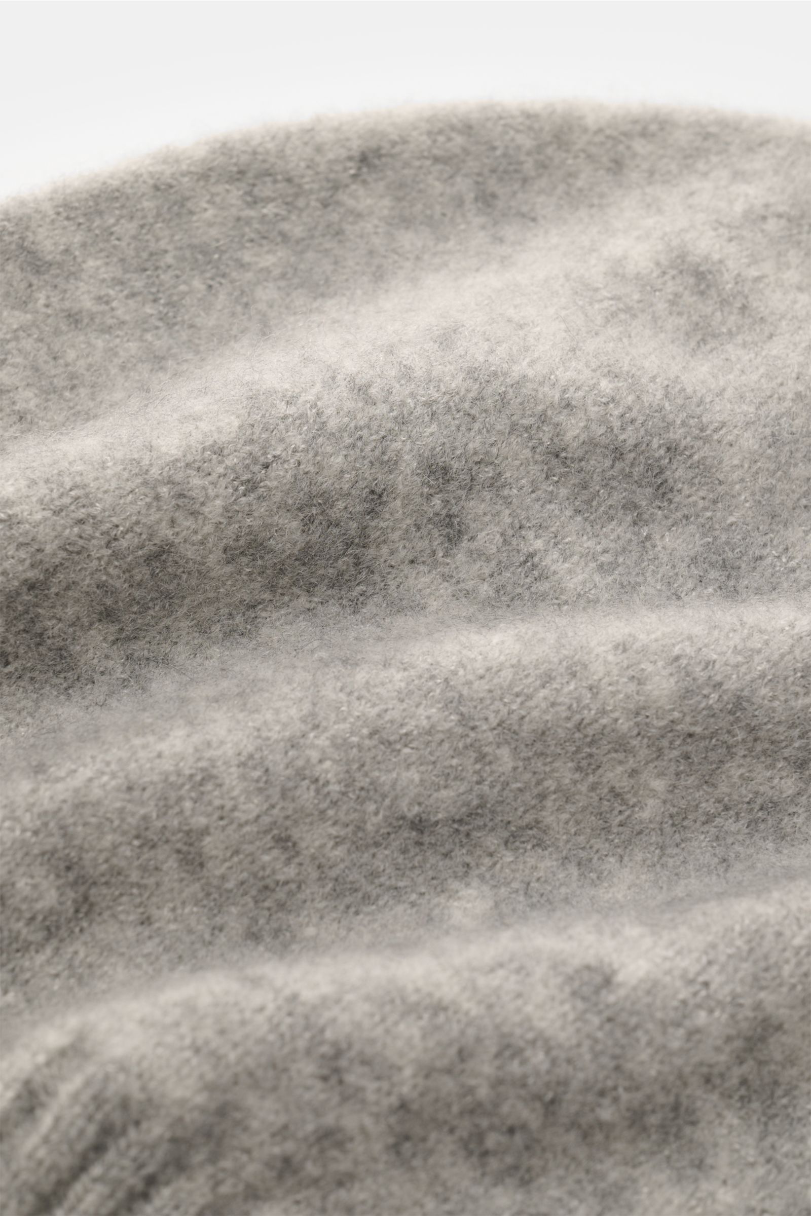 Close-up front angle of Piacenza 1733 Mütze grau meliert showing the soft, fine knit cashmere, silk, and microfiber blend fabric.

Luxus für kalte Tage – die Mütze aus Cashmere, Seide und hochwertiger Microfaser von PIACENZA 1733 überzeugt mit softem G