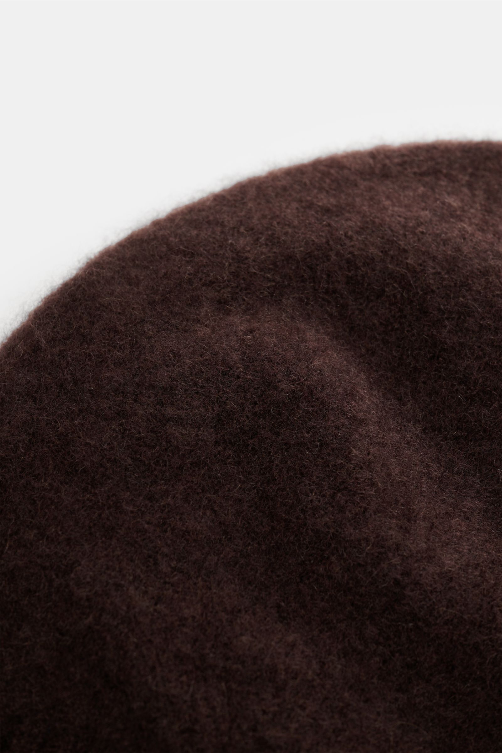 Close-up top view of Piacenza 1733 Mütze dunkelbraun, a soft dark brown hat made from a mix of cashmere, silk, and high-quality microfiber with fine knit and wide ribbed edge.

Description: Luxus für kalte Tage – die Mütze aus Cashmere, Seide und hochw