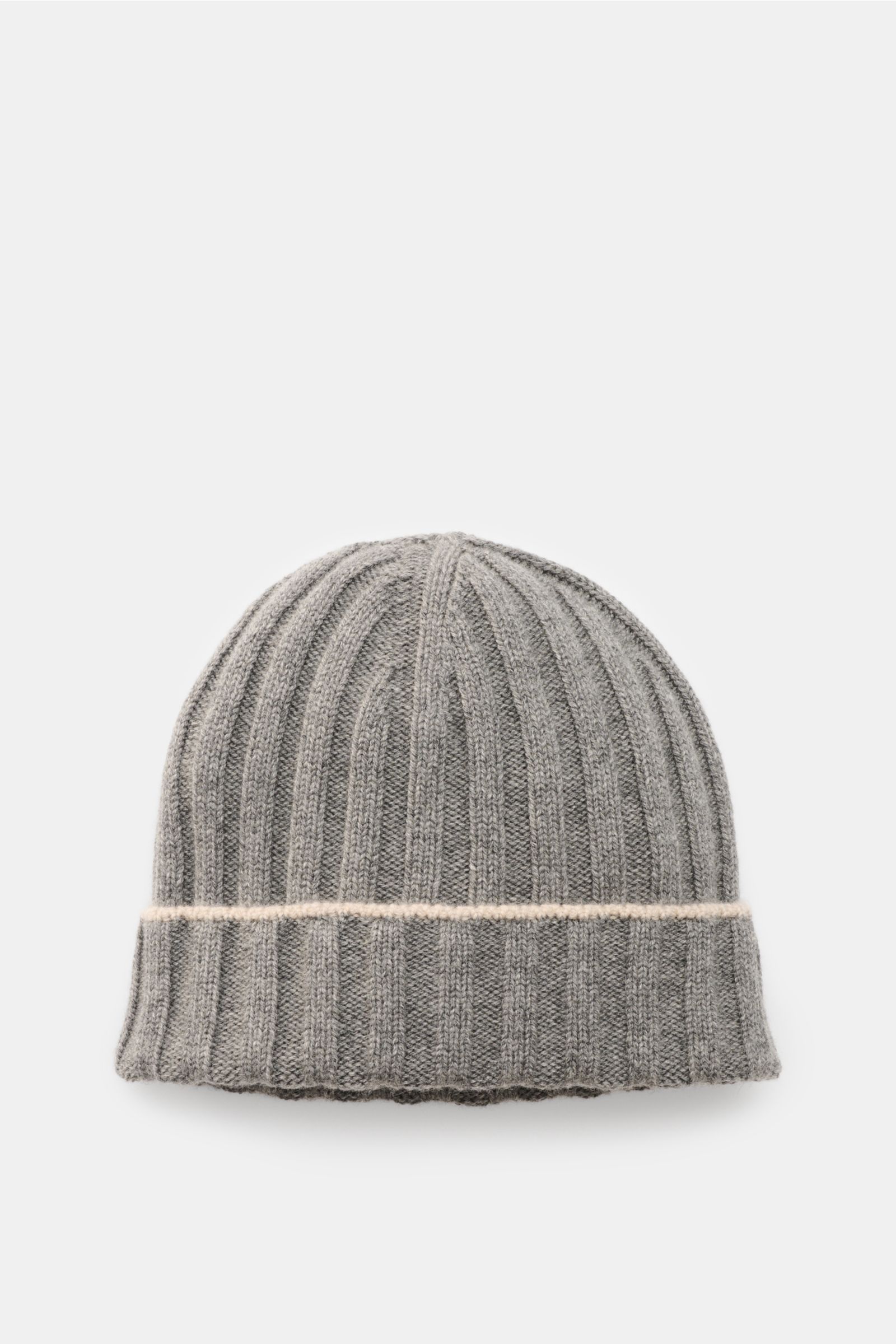 Front view of a Brunello Cucinelli Cashmere Mütze grau meliert, a grey ribbed knit cashmere hat with a folded edge and contrast trim, soft and warm.

Description: Diese Mütze aus edlem Cashmere im zeitlosen Rippstrick-Design von BRUNELLO CUCINELLI brin