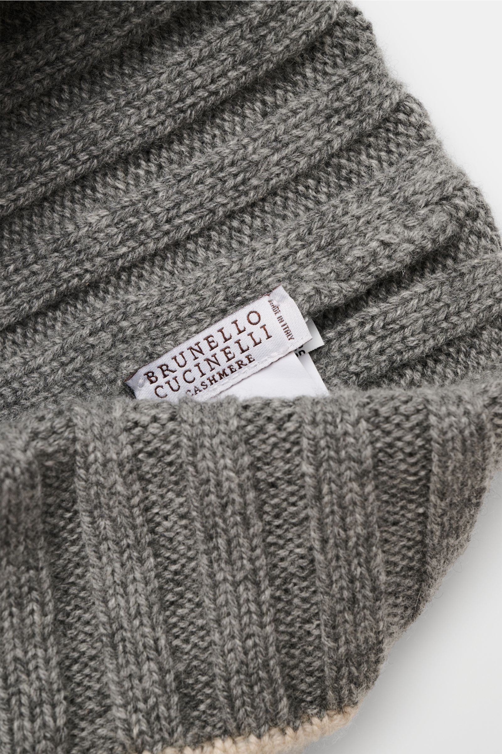 Brunello Cucinelli Cashmere Mütze grau meliert shown from a close-up top-side angle, featuring ribbed knit, soft texture, and label.