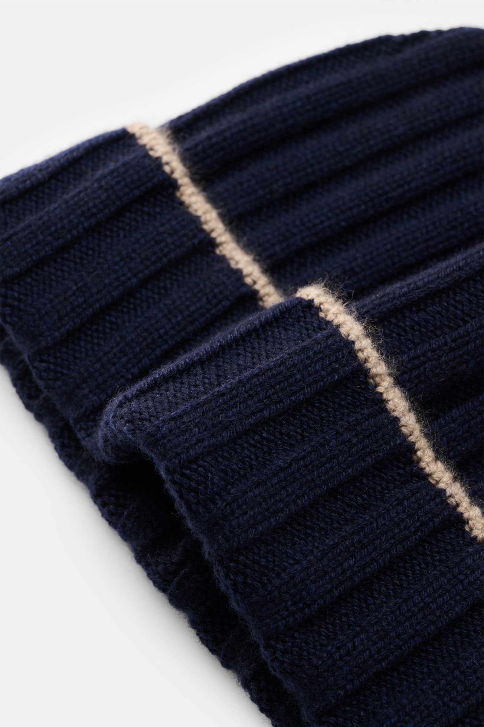 Brunello Cucinelli Cashmere Mütze navy, seitlich fotografiert, reiner Cashmere mit weichem Griff, Rippstrick und Umschlag mit Kontrastkante.