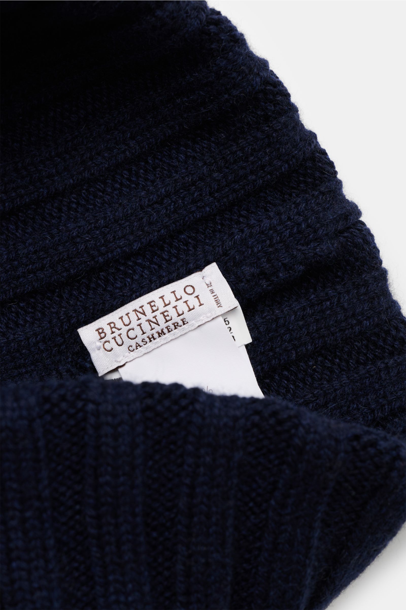 Brunello Cucinelli Cashmere Mütze navy in Nahaufnahme mit markantem Rippstrick, Umschlag und edlem Cashmere für weichen Griff.