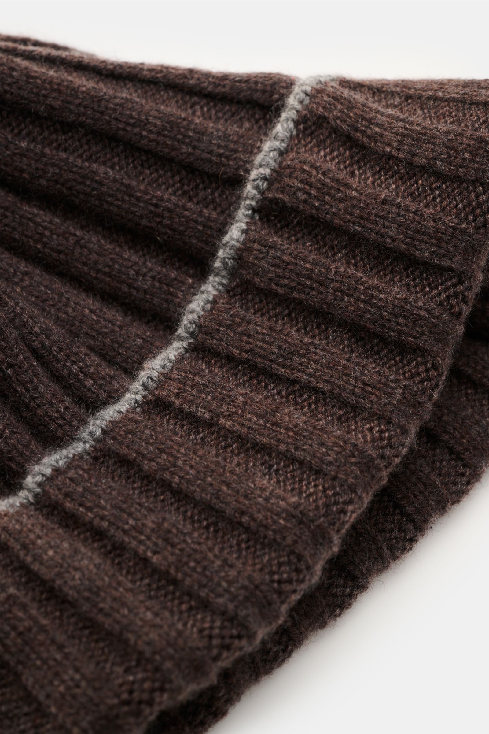 Brunello Cucinelli Cashmere Mütze braun meliert shown close-up from a top angle, featuring ribbed knit, soft texture, and contrast edge.