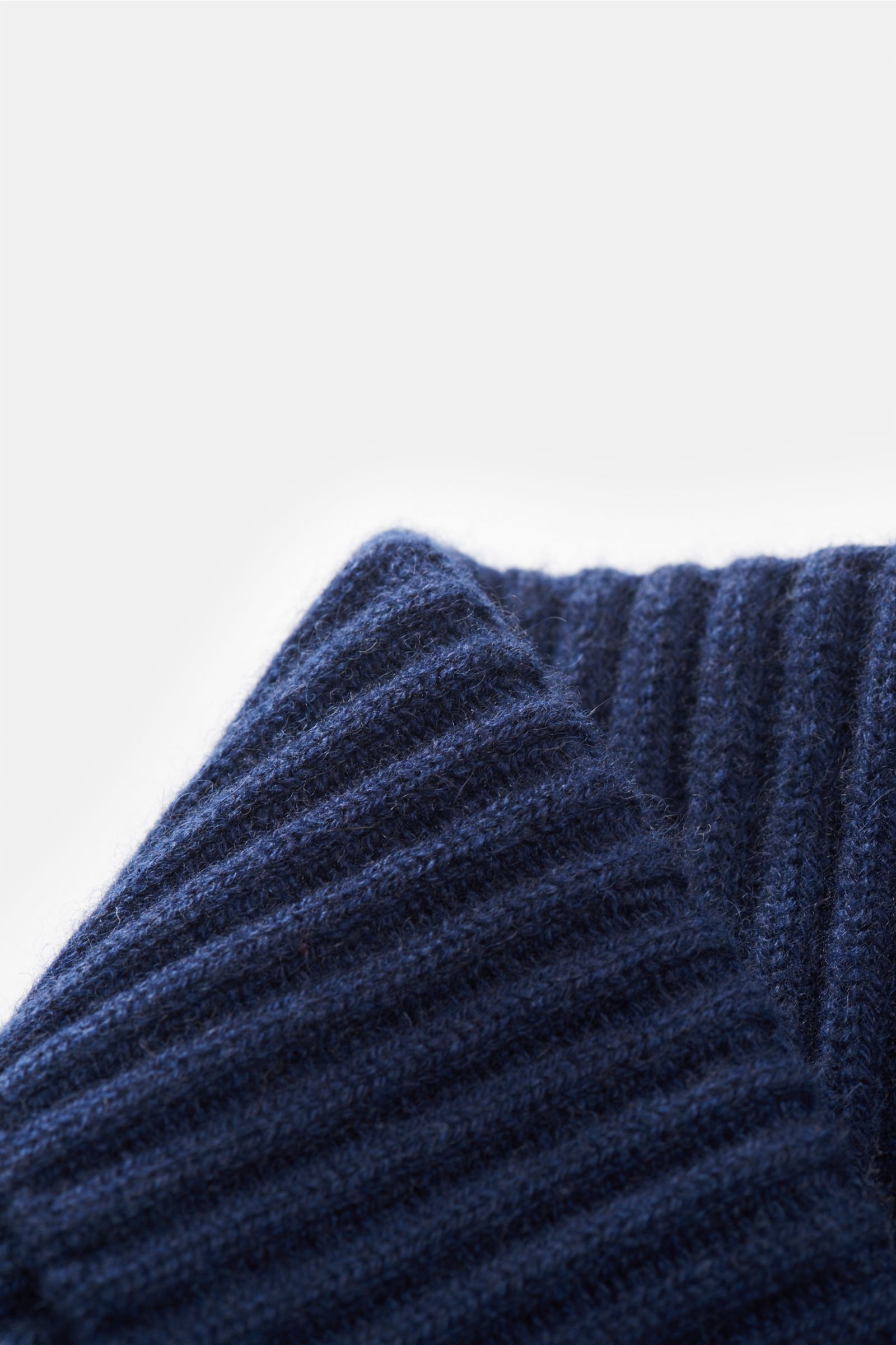 Close-up front view of the Brunello Cucinelli Cashmere Mütze navy showing its ribbed knit and wide cuff in rich navy blue.

Diese Mütze aus edlem Cashmere im zeitlosen Rippstrick-Design von BRUNELLO CUCINELLI bringt behagliche Wärme und luxuriösen Komf