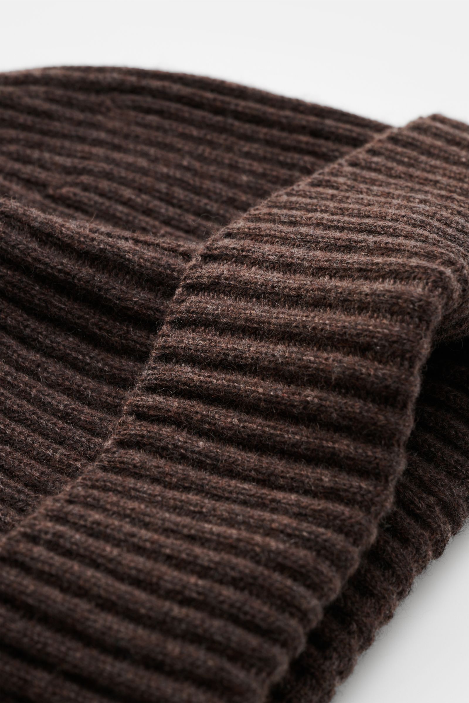 Brunello Cucinelli Cashmere Mütze braun meliert, Nahaufnahme seitlich, breiter Umschlag, reiner Cashmere, weicher Griff, markanter Rippstrick.