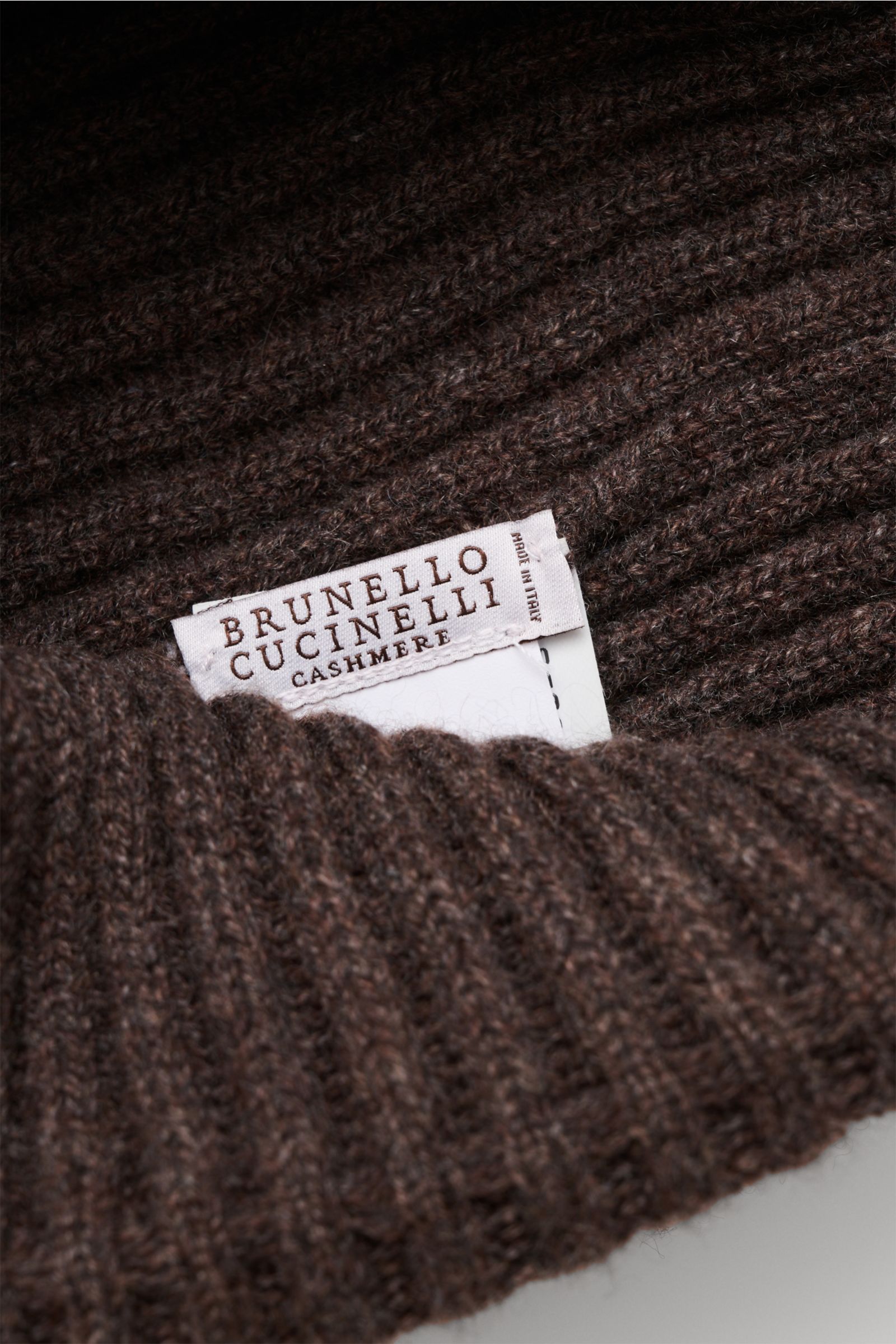 Brunello Cucinelli Cashmere Mütze braun meliert in Nahaufnahme von oben, Rippstrick, breiter Umschlag, reiner Cashmere, sehr weich.