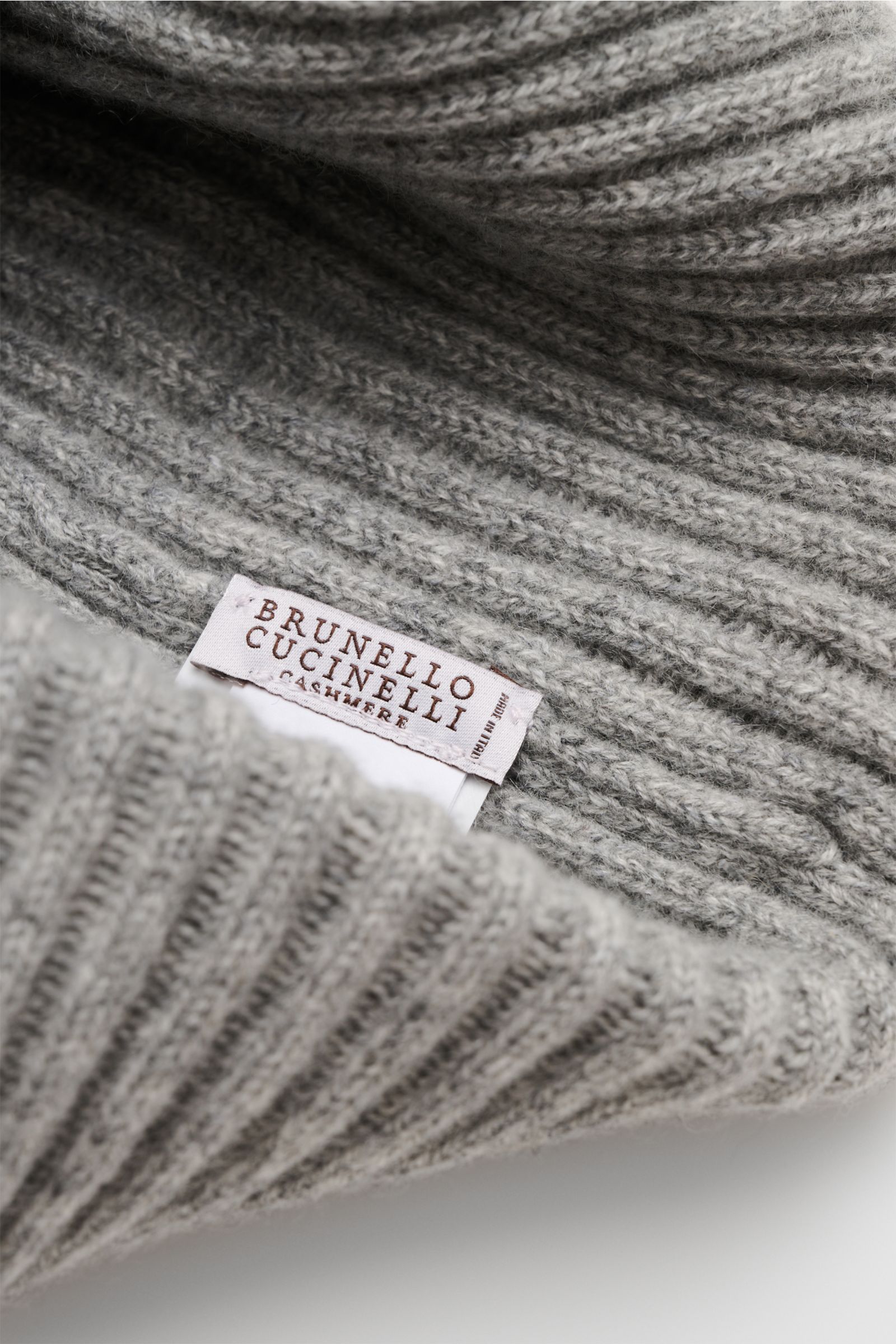 Close-up front view of the Brunello Cucinelli Cashmere beanie light grey mottled showing ribbed knit and label inside the wide turn-up.

This beanie in fine cashmere and a timeless ribbed knit by BRUNELLO CUCINELLI brings cosy warmth and luxurious comf