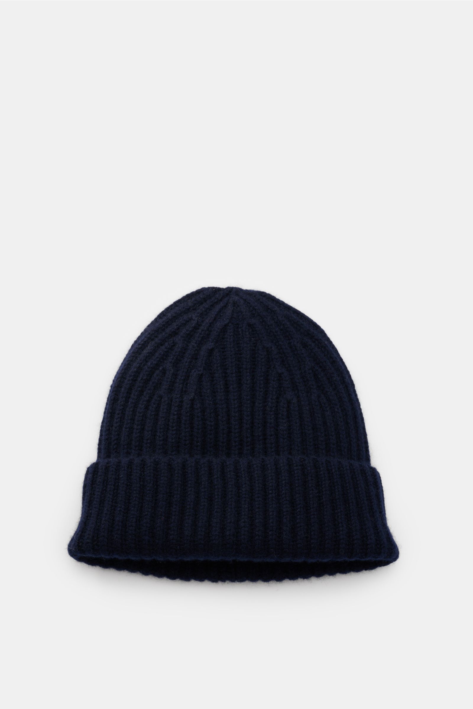 Top-down view of the Lisa Yang Cashmere Mütze 'Menton' navy, a luxurious winter beanie made of pure cashmere with a soft touch, featuring a medium-knit patent pattern and classic cuff. Luxus für kalte Tage – die Mütze 'Menton' von LISA YANG bringt Wärm