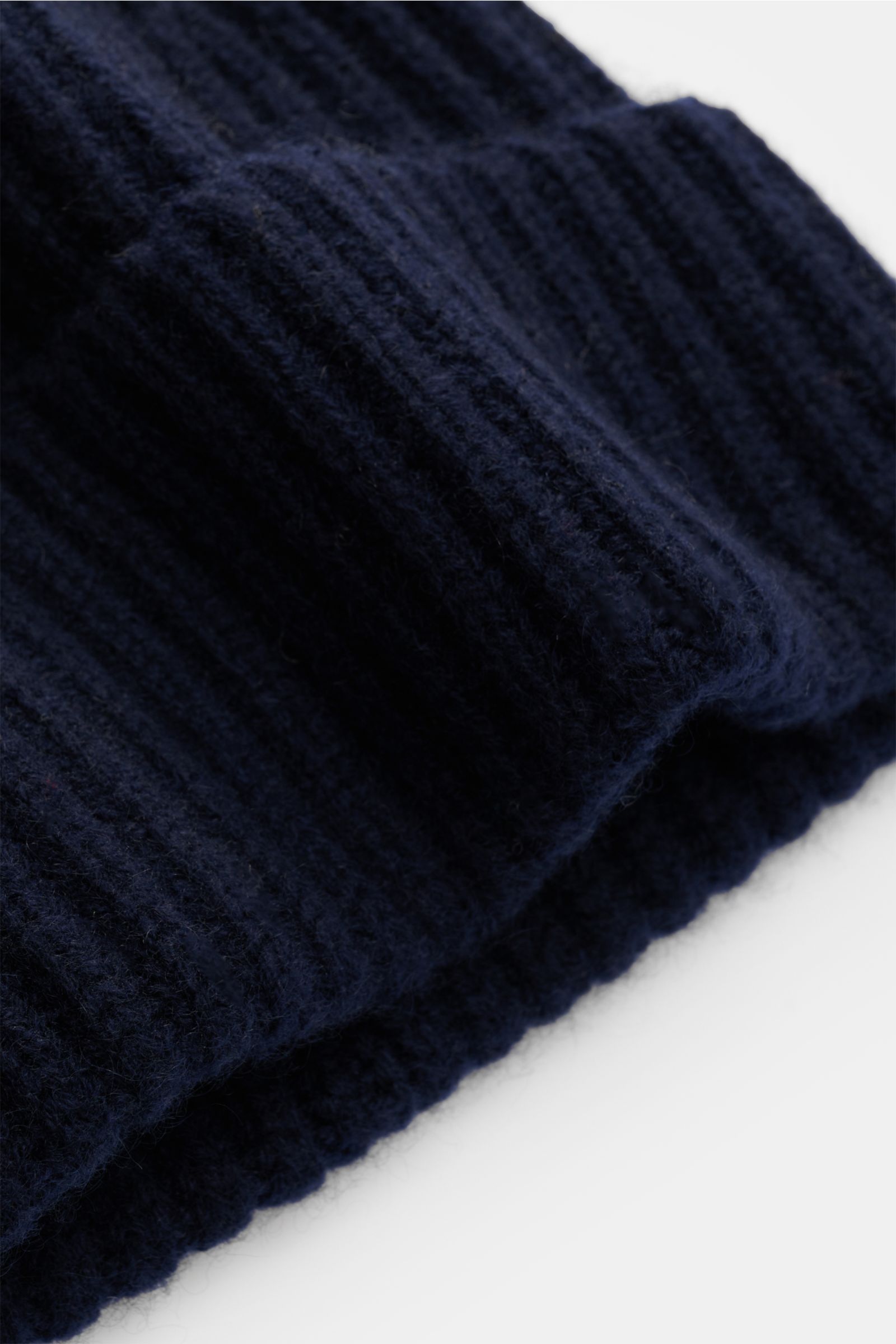 Close-up view of the Lisa Yang Cashmere Mütze 'Menton' navy, showing the rich texture and classic patent knit pattern with a folded cuff, made from pure cashmere with a soft feel and medium-knit structure. Luxus für kalte Tage – die Mütze 'Menton' von LIS