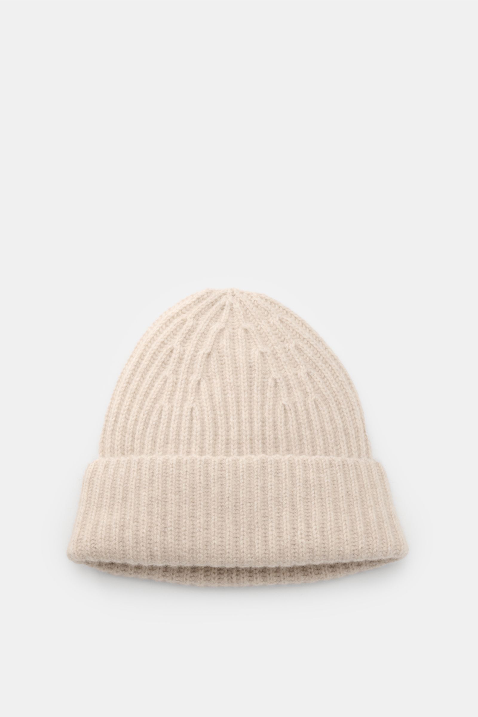 Front view of Lisa Yang Cashmere Mütze 'Menton' sand, a soft, pure cashmere beanie with medium ribbed patent knit and classic cuff, perfect for cold days. Luxus für kalte Tage – die Mütze 'Menton' von LISA YANG bringt Wärme und Stil in Ihr Winter-Outfit. 