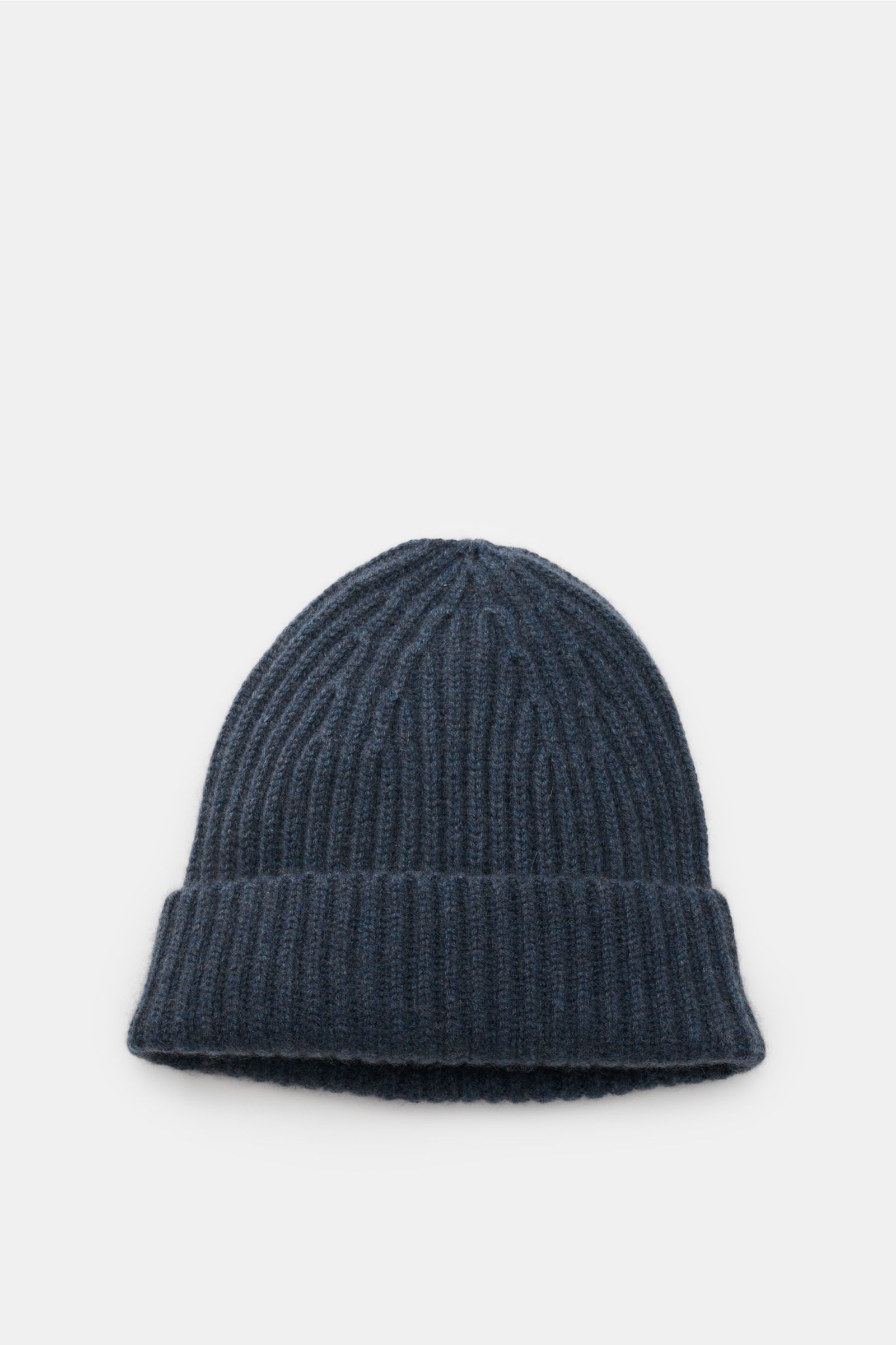 Front view of Lisa Yang Cashmere Mütze 'Menton' graublau, a graublau knitted beanie with a classic fold, made from pure cashmere with a soft feel, featuring a medium-coarse patent stitch pattern for warmth and style in winter outfits.