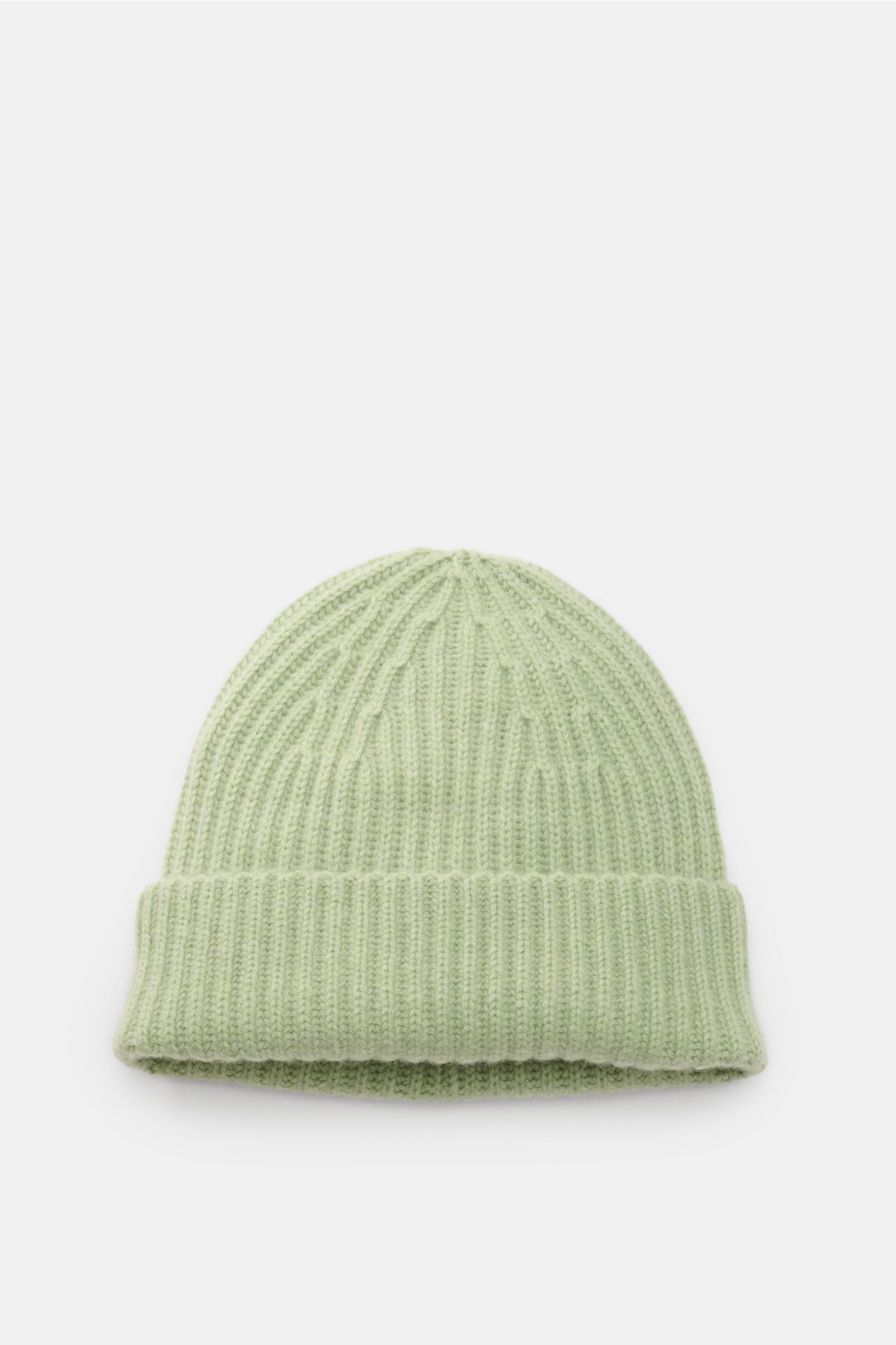 Front-facing view of Lisa Yang Cashmere Mütze 'Menton' hellgrün, a light green pure cashmere hat with soft feel, medium knit, patent stitch, and classic cuff, offering luxury and warmth for cold days.