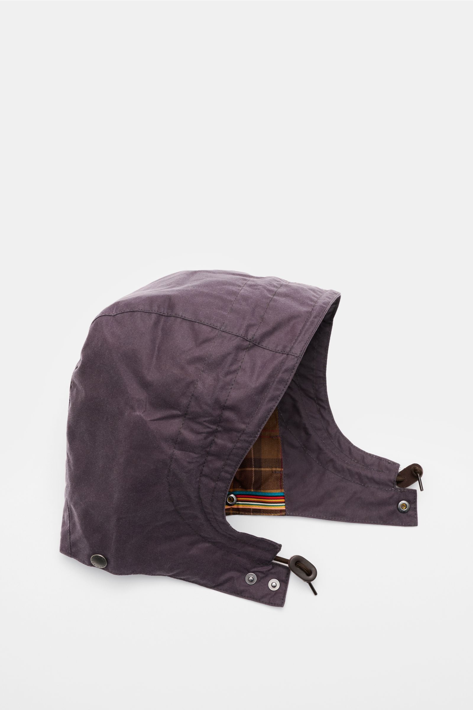 Barbour Kapuze dunkel violett aus gewachster Baumwolle mit Tartan-Futter, Druckknöpfen und Tunnelzug, seitliche Nahaufnahme.