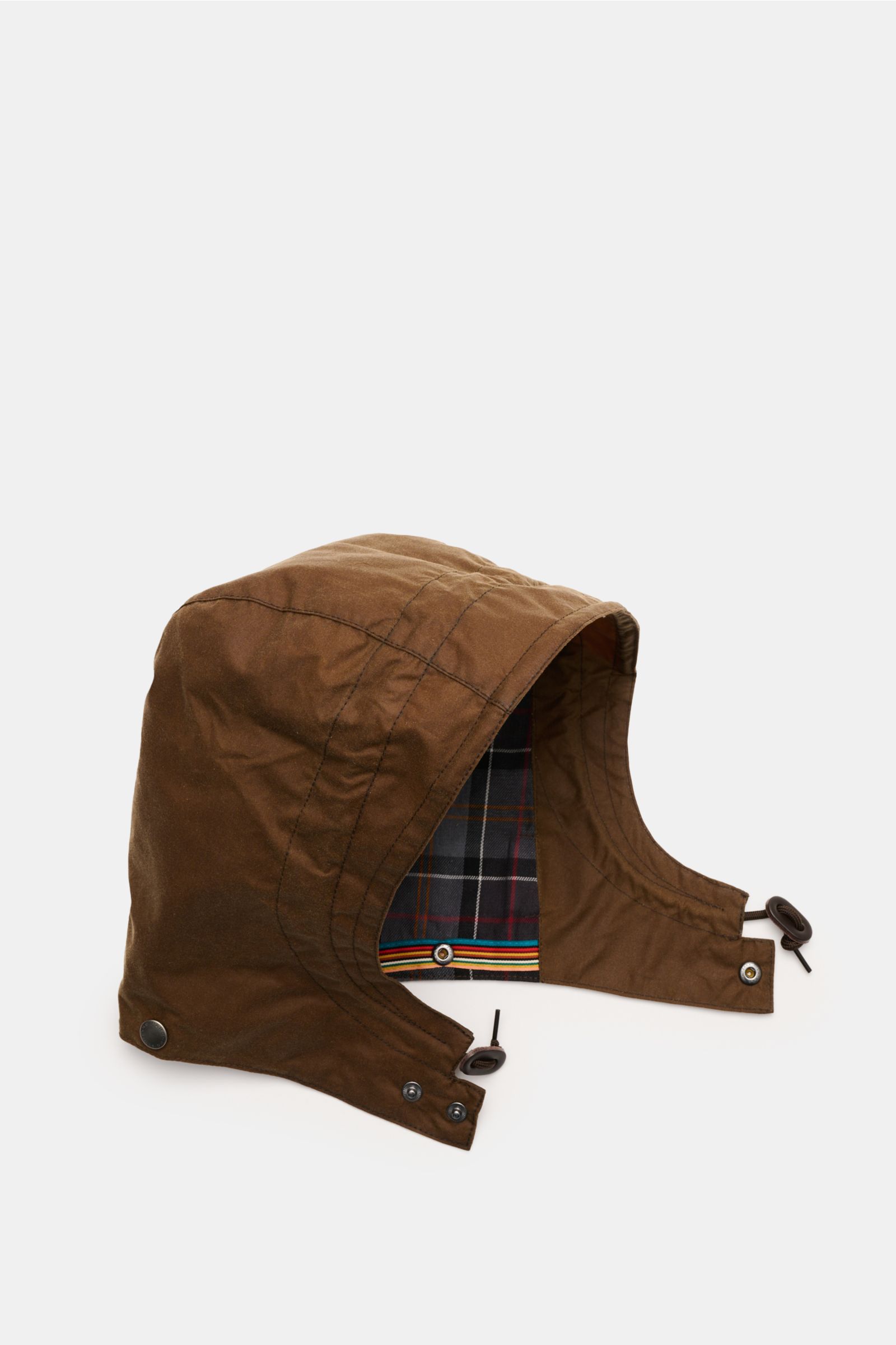 Barbour Kapuze braun aus gewachster Baumwolle, wasserabweisend mit Tartan-Futter, Druckknöpfen, Tunnelzug, seitliche Perspektive.