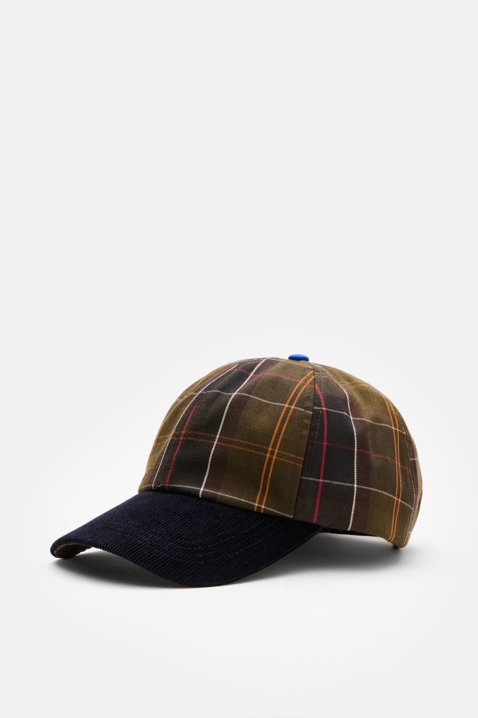 Barbour Baseball-Cap oliv/dunkelbraun/orange kariert im Six-Panel-Stil, mit Cord-Schirm, Tartanmuster und Kuh-Pin, seitliche Perspektive.