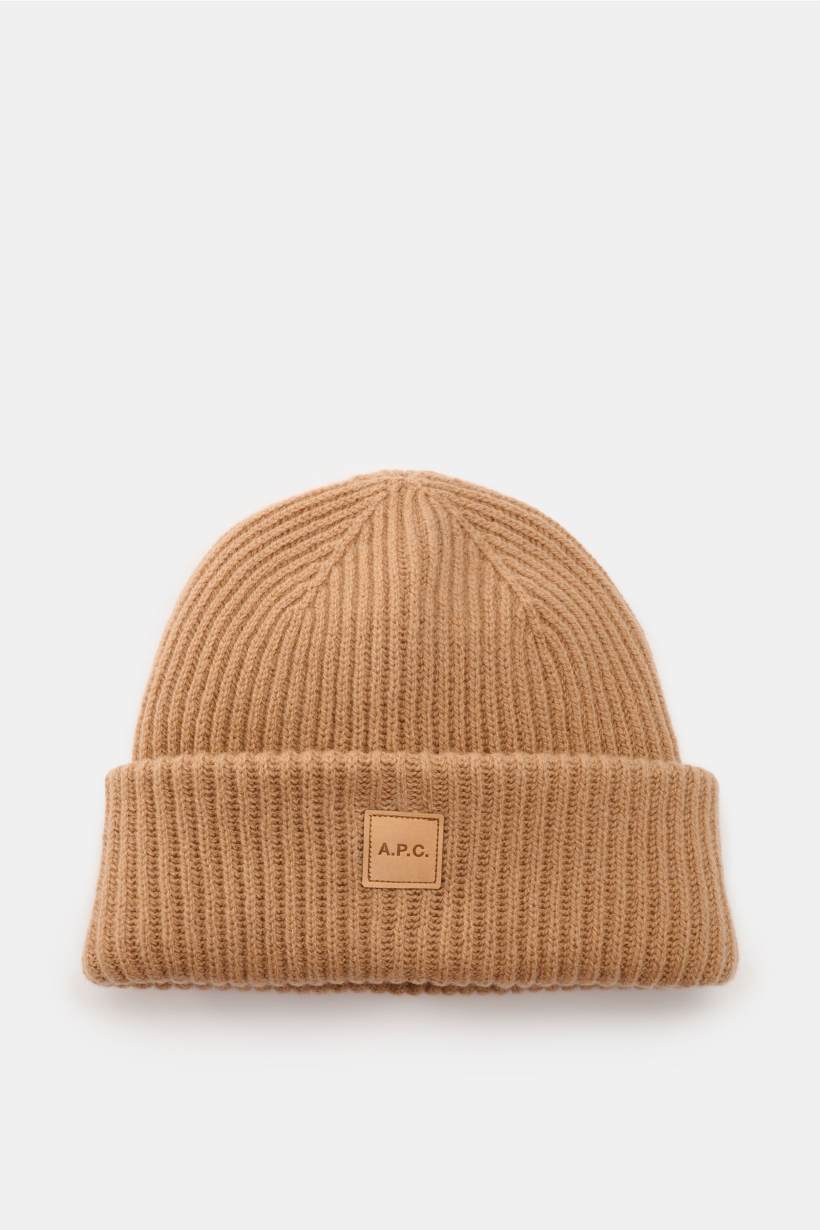 A.P.C. Wollmütze 'Michelle' hellbraun shown from the front, heavy rib knit wool and cashmere blend, soft feel, wide cuff with logo patch. Französische Coolness 