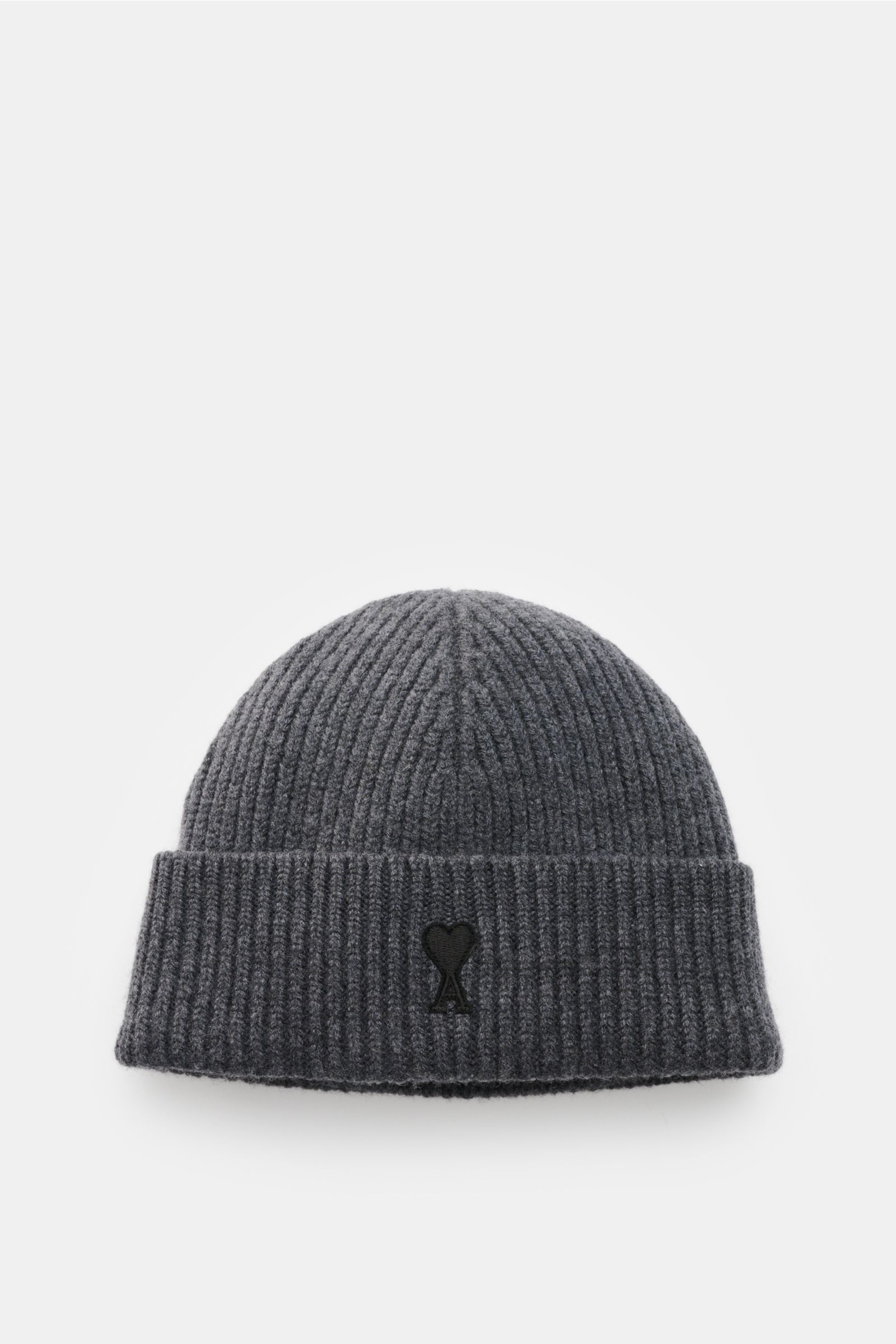 Ami Paris Mütze dunkelgrau aus reiner Schurwolle, weicher Griff, Patentstrick, mittlere Struktur, frontal mit 'Ami de Cœur'-Patch.