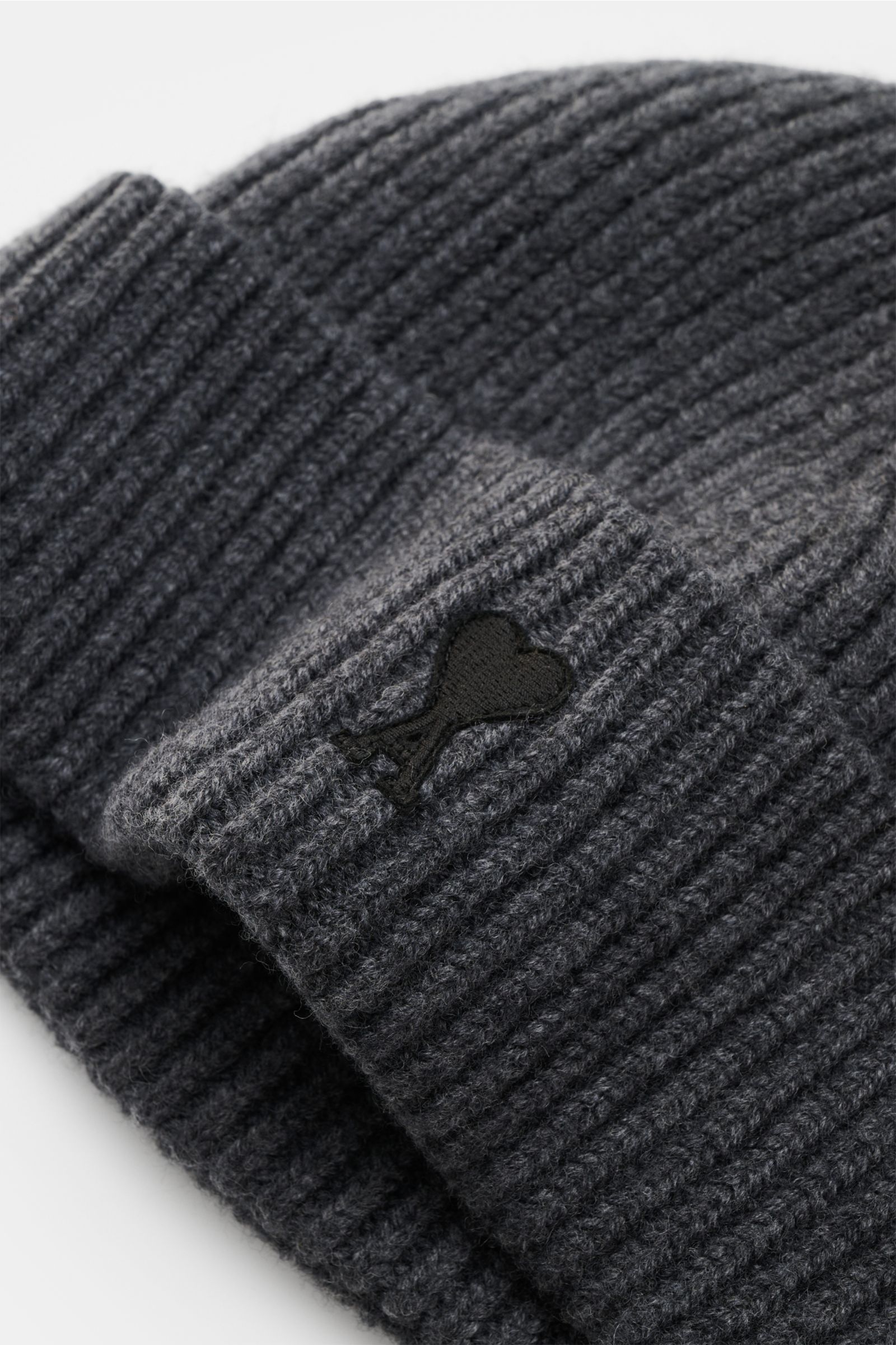 Ami Paris Mütze dunkelgrau aus reiner Schurwolle mit weichem Griff, Patentstrick und 'Ami de Cœur'-Patch, Nahaufnahme seitlich.