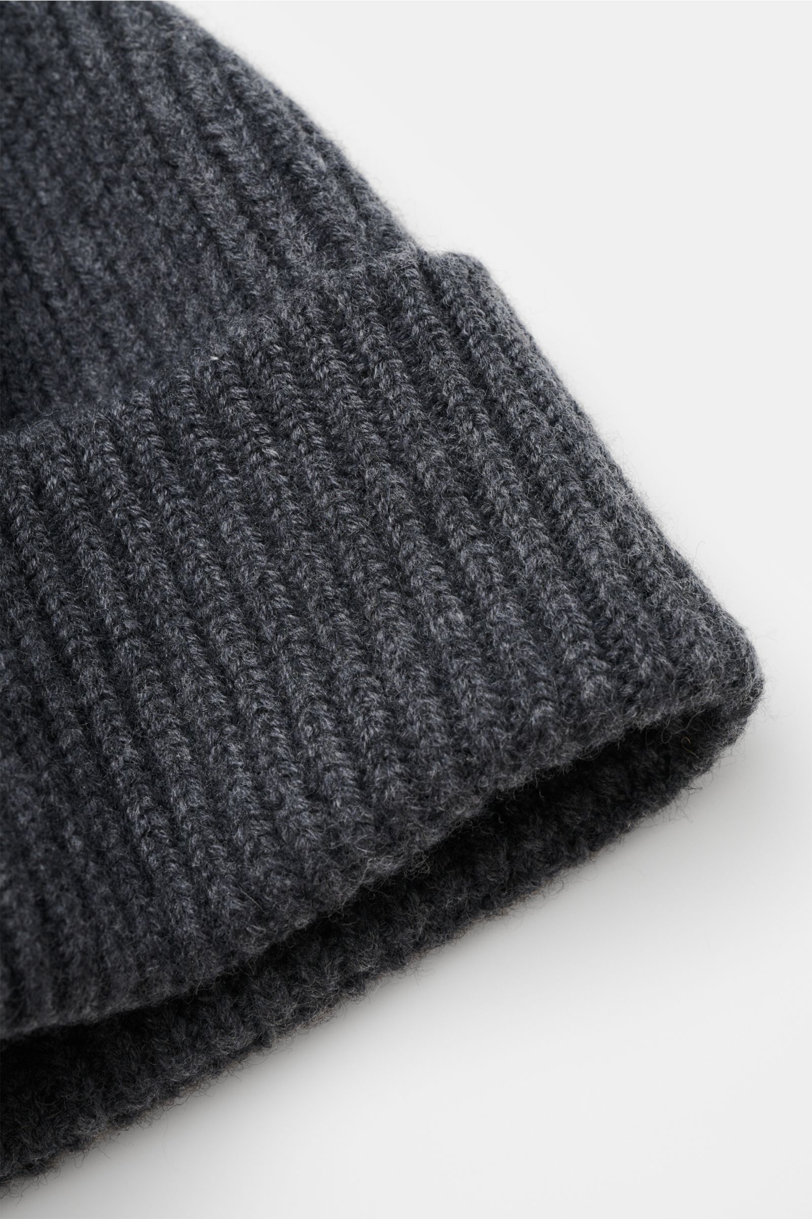 Ami Paris Mütze dunkelgrau aus reiner Schurwolle, weicher Griff, Patentstrick mit mittlerem Strickbild, frontal nah, Unisex mit 'Ami de Cœur'-Patch.