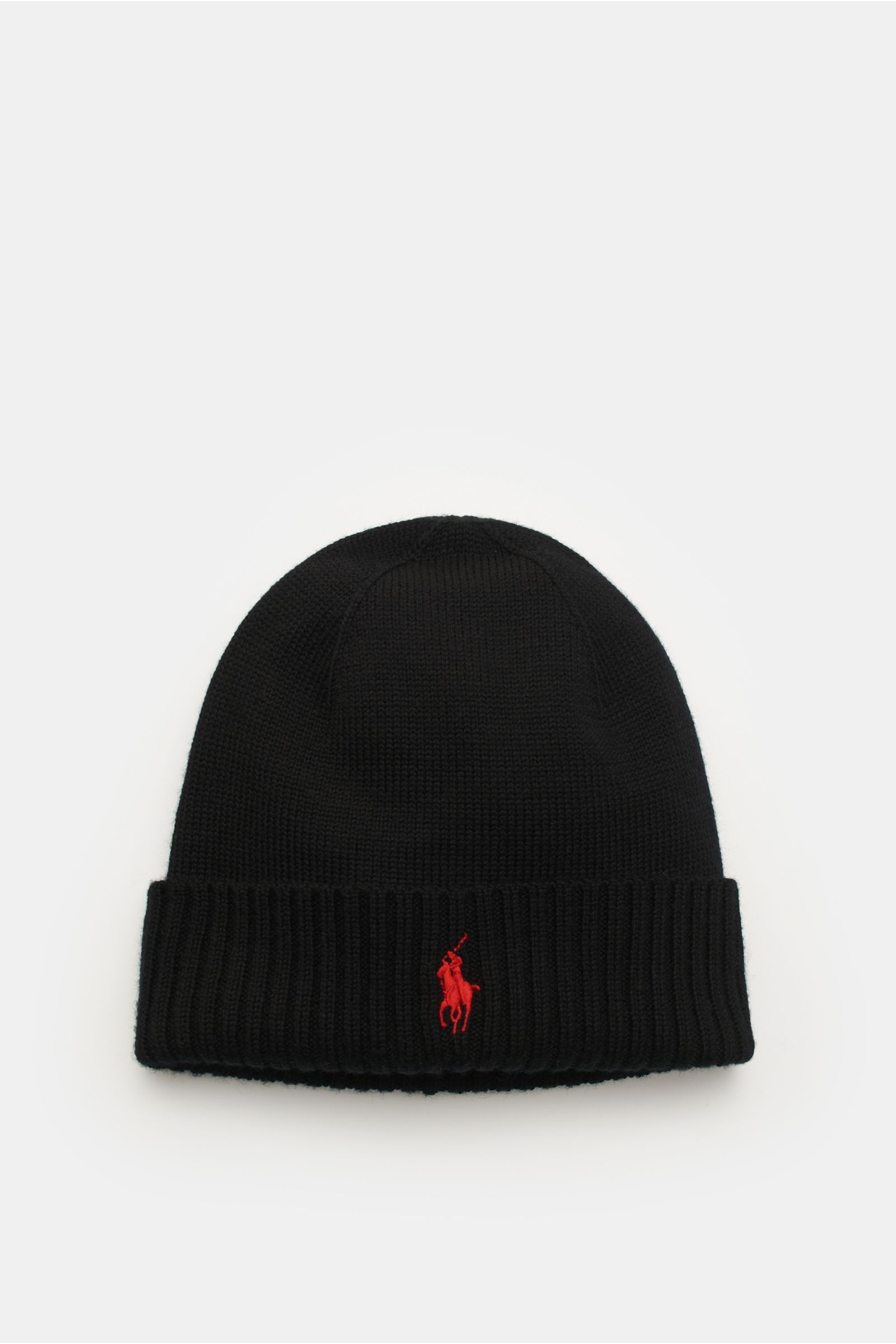 Front view of Polo Ralph Lauren Wollmütze schwarz, a black wool beanie with a soft feel, fine smooth knit, ribbed fold, and red polo player stitching.

Description: Sportives Essential von POLO RALPH LAUREN: Mit dieser fein gestrickten Mütze aus reiner