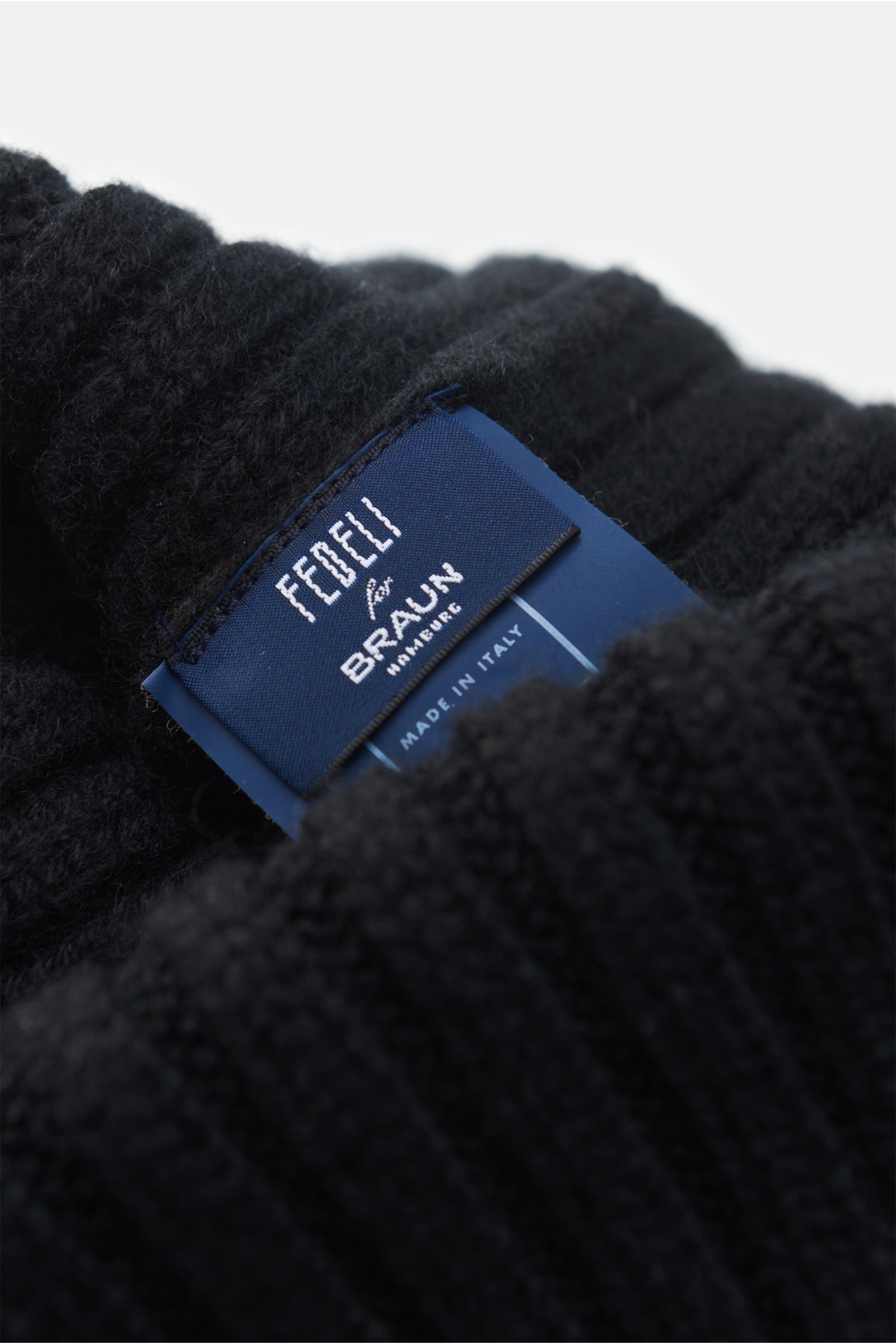 Fedeli Cashmere Mütze schwarz in Nahaufnahme von oben, weicher Rippstrick aus reinem Cashmere mit variablem Umschlag.