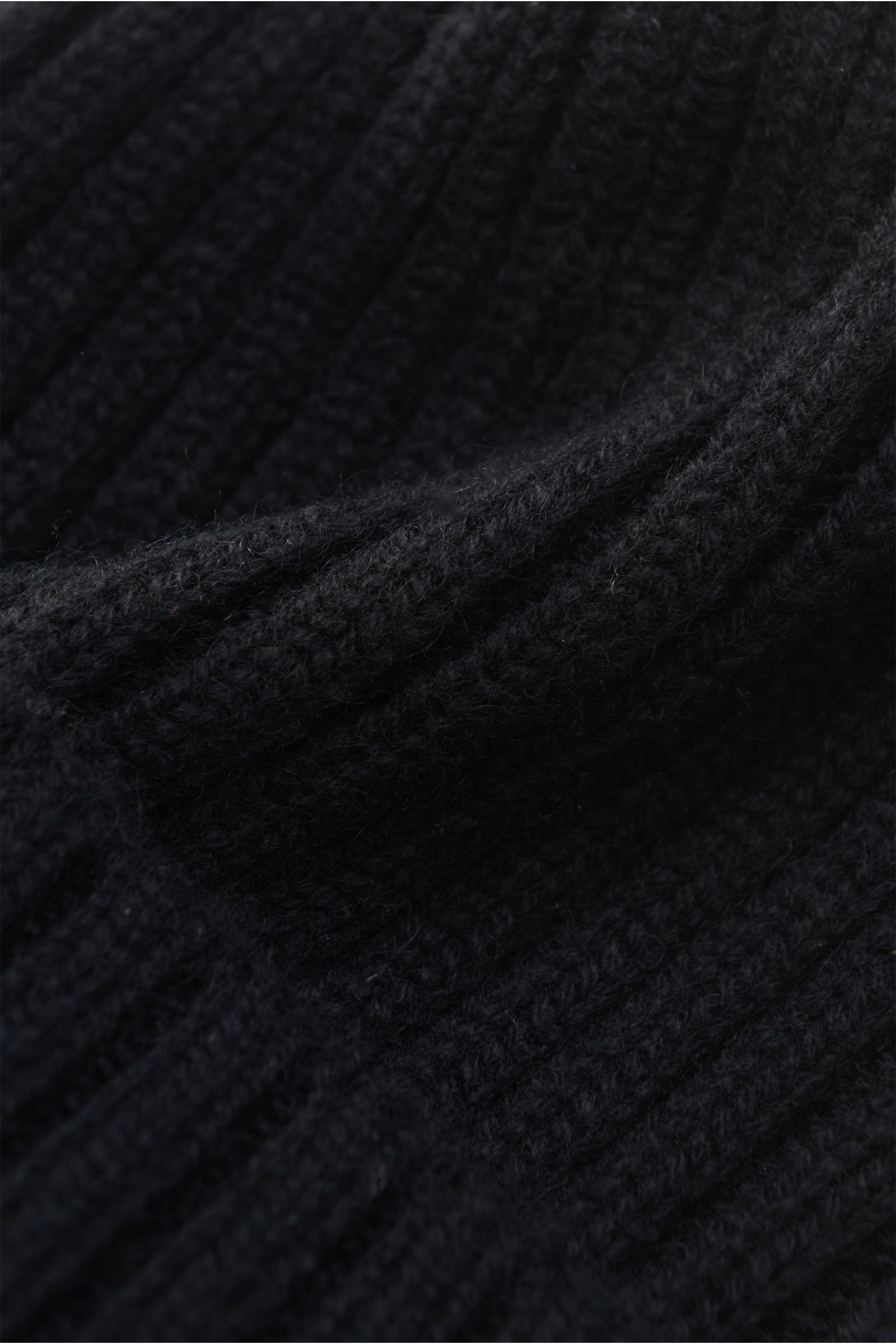 Fedeli Cashmere Mütze schwarz, Detailaufnahme von oben, breiter Rippstrick, mittelfeines Strickbild, weicher Griff, reiner Cashmere, variabler Umschlag.