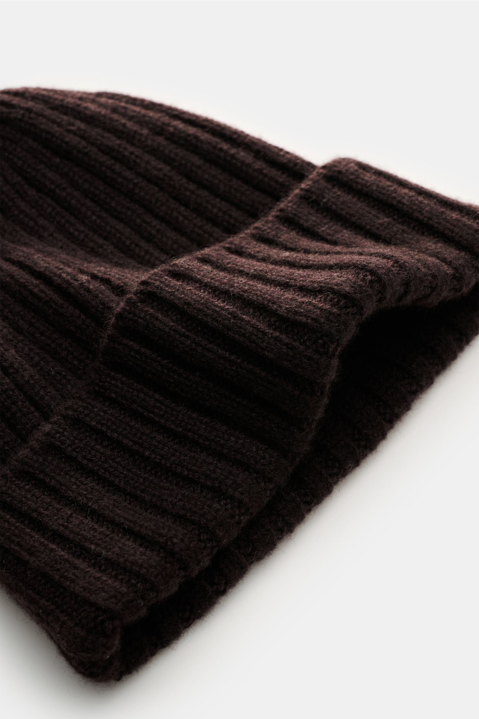 Fedeli Cashmere Mütze dunkelbraun in Nahaufnahme von oben, breite Rippstrick-Mütze mit weichem Griff und variablem Umschlag aus reinem Cashmere.