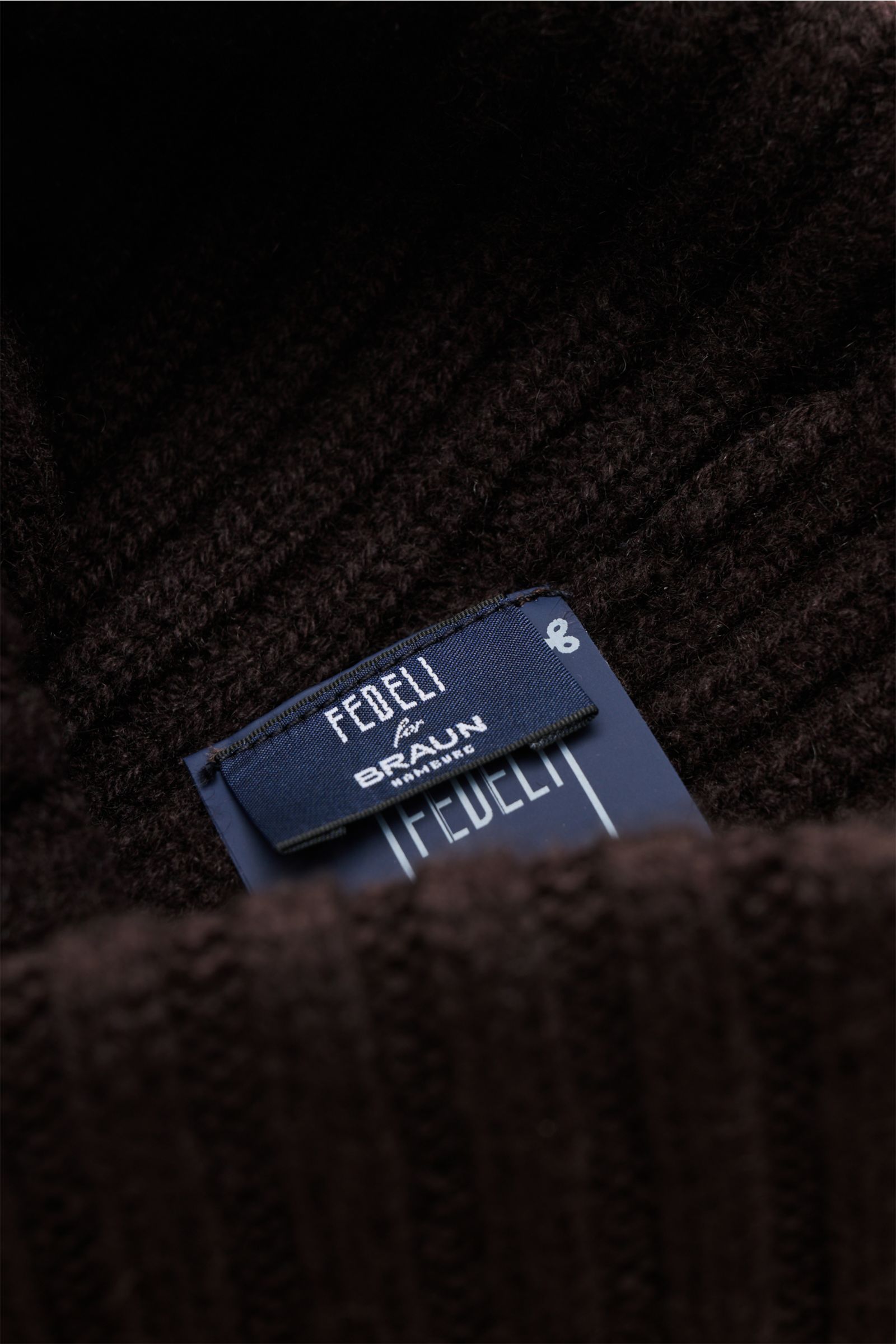 Fedeli Cashmere Mütze dunkelbraun, Nahaufnahme von innen, weicher Griff, breiter Rippstrick, mittelfeines Strickbild, variabler Umschlag, reiner Cashmere.