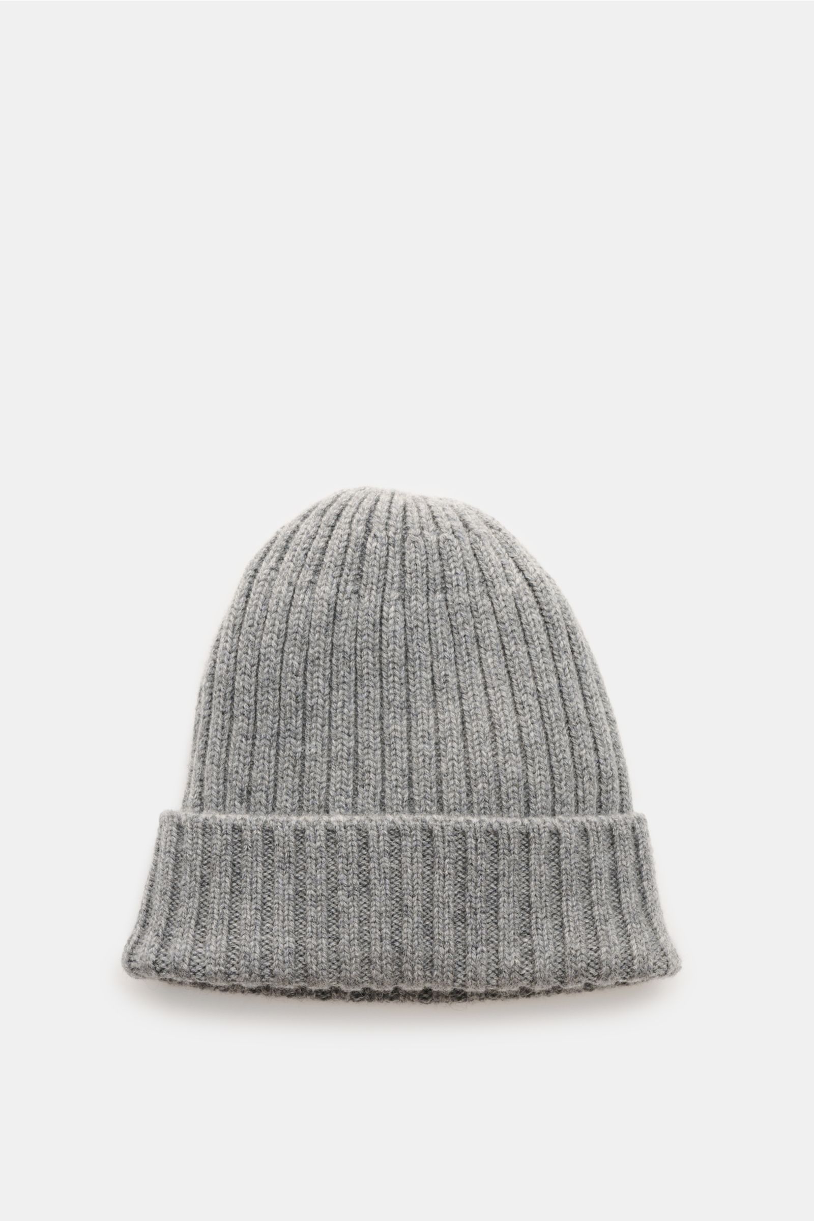 Fedeli Cashmere Mütze grau meliert, frontal fotografiert, aus weichem, reinem Cashmere mit breitem Rippstrick, mittelfeinem Strickbild und variablem Umschlag.