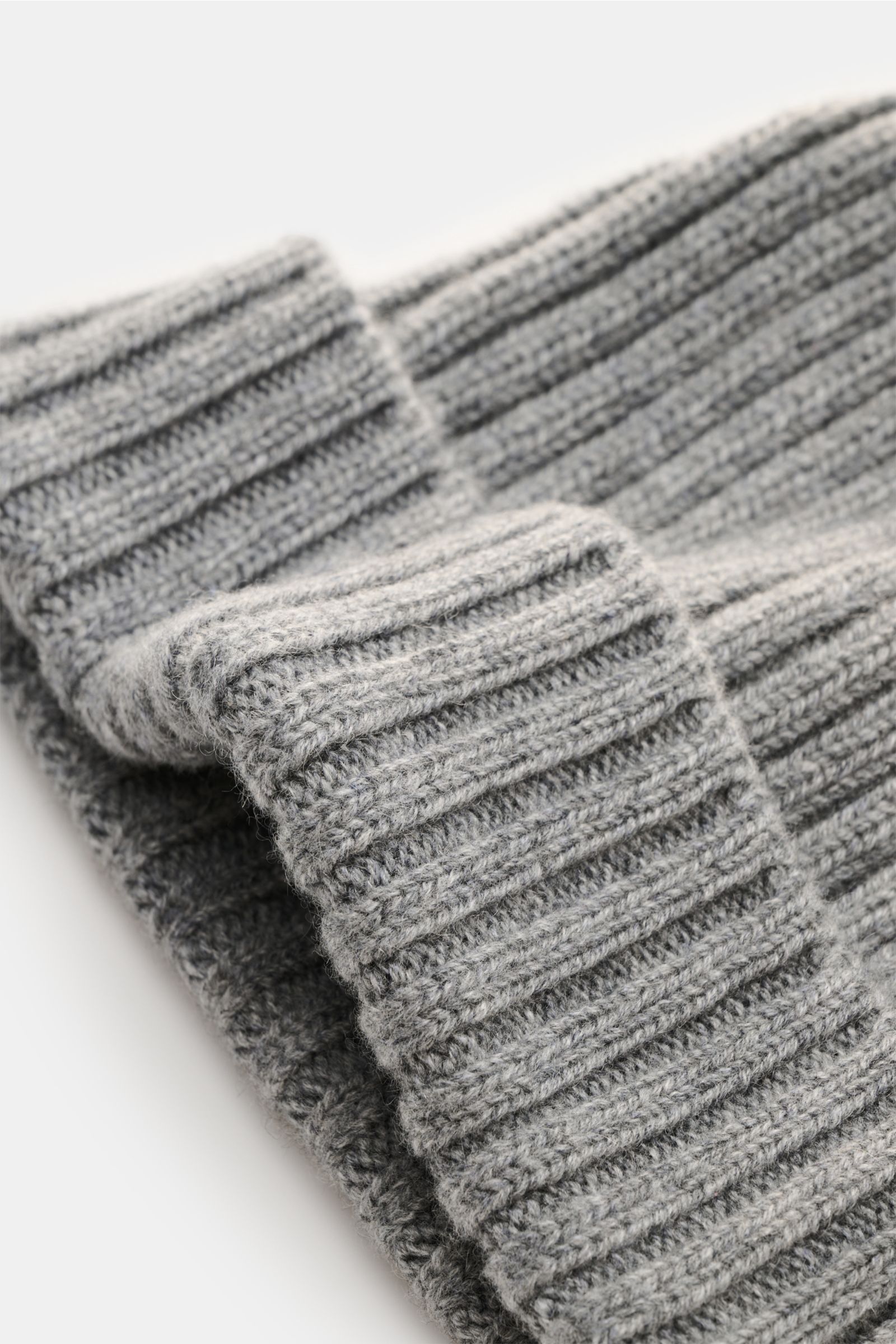Fedeli Cashmere Mütze grau meliert aus reinem Cashmere, weicher Griff, breiter Rippstrick, mittelfeines Strickbild, variabler Umschlag, Nahaufnahme schräg von oben.