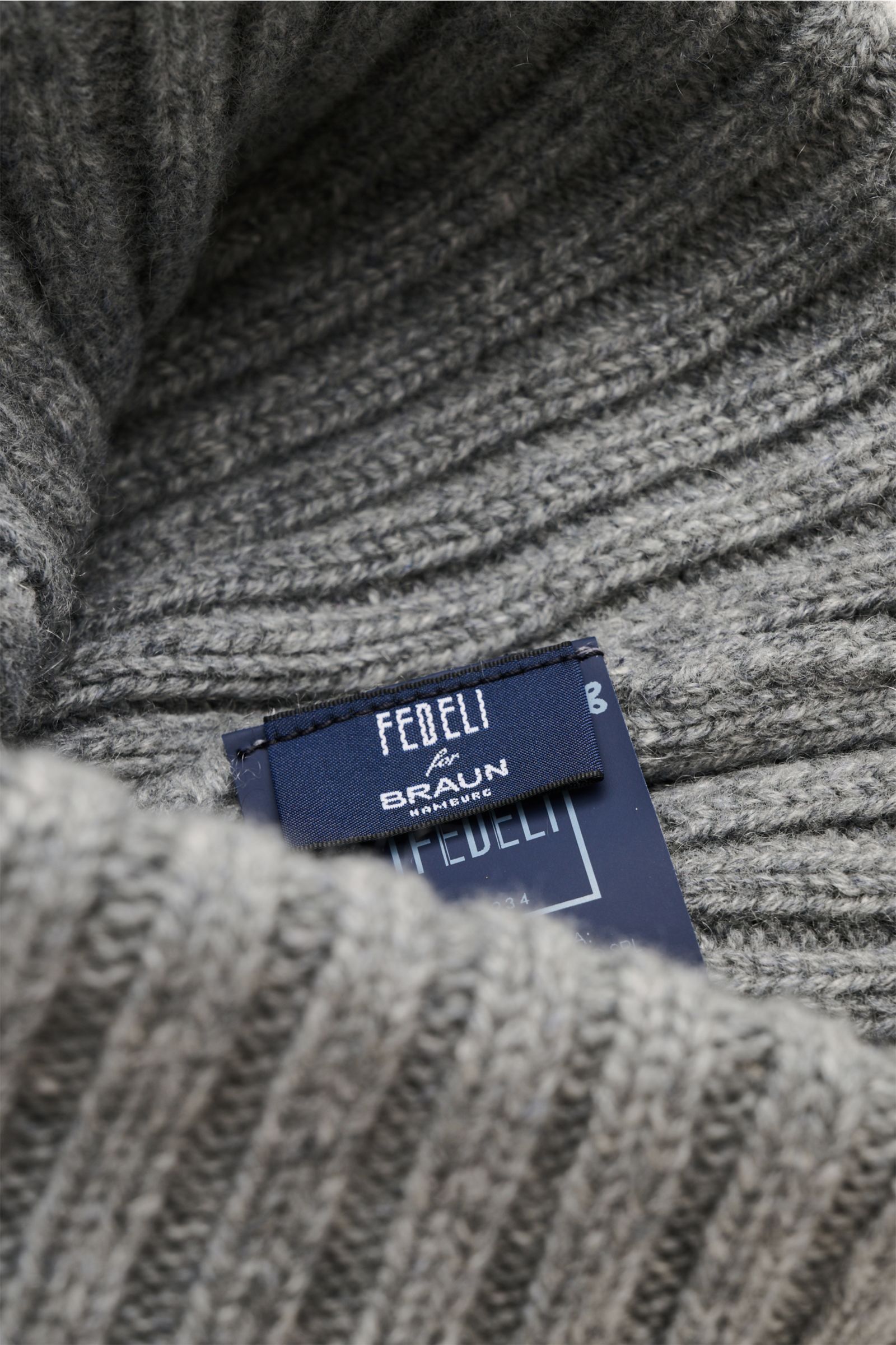 Fedeli Cashmere Mütze grau meliert, Nahaufnahme von innen mit Label, reiner Cashmere, weicher Griff, breiter Rippstrick, variabler Umschlag.