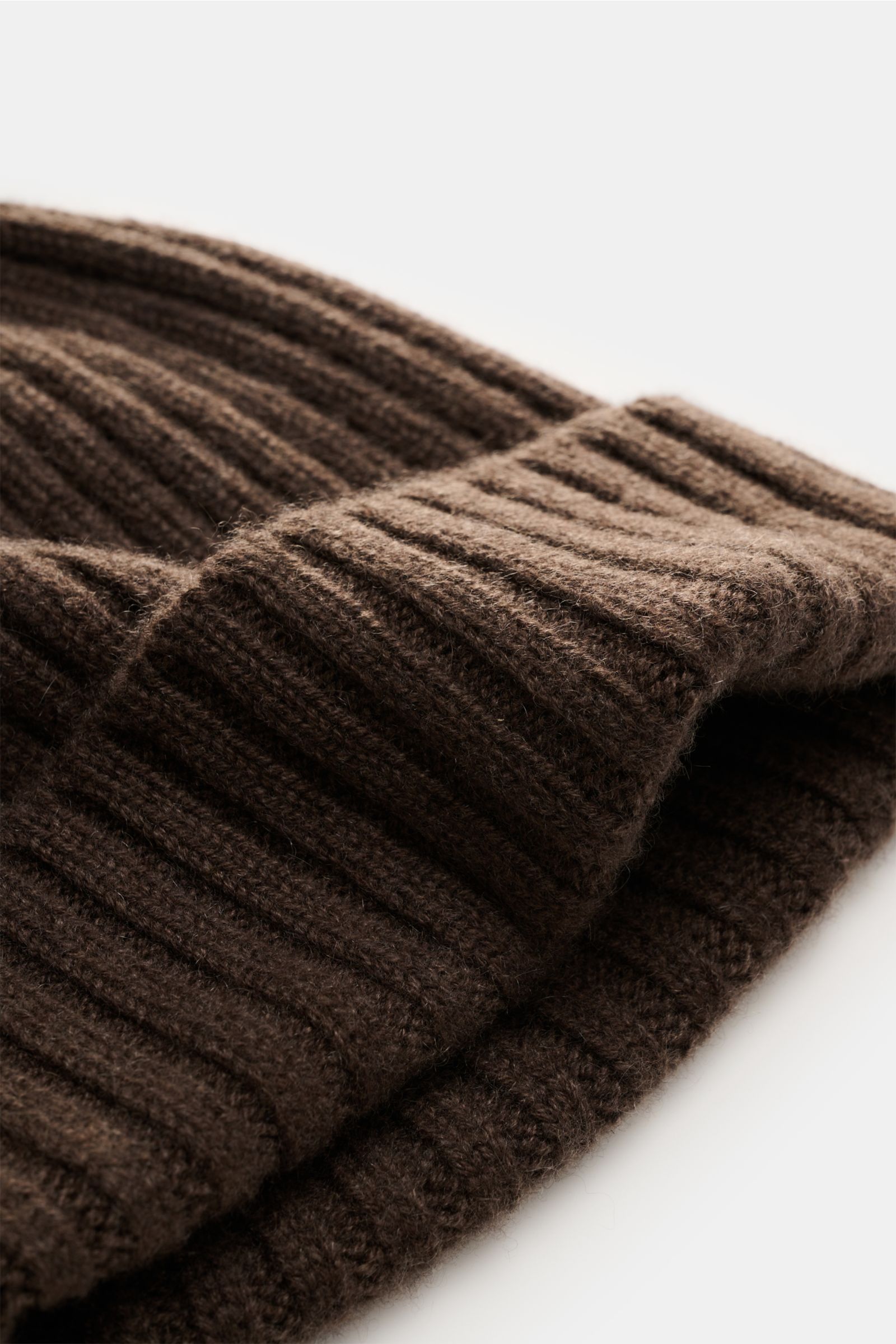 Fedeli Cashmere Mütze braun mit breitem Rippstrick, weichem Griff, mittelfeinem Strickbild und variablem Umschlag, Nahaufnahme seitlich.