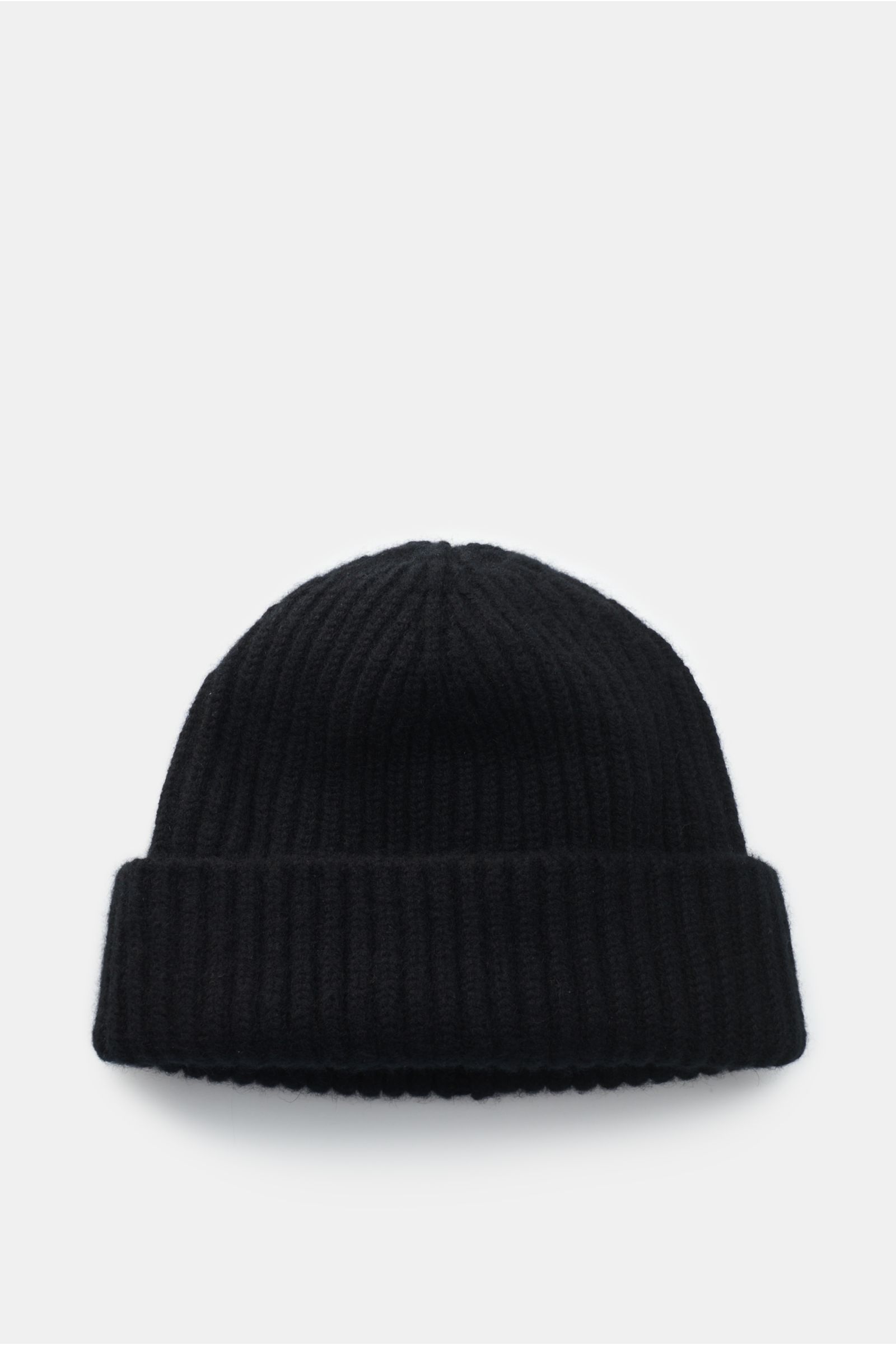 Fedeli Cashmere Mütze 'Alfredo' schwarz, grober Rippstrick mit variablem Umschlag, aus feinstem, sehr weichem reinem Cashmere, frontal fotografiert.