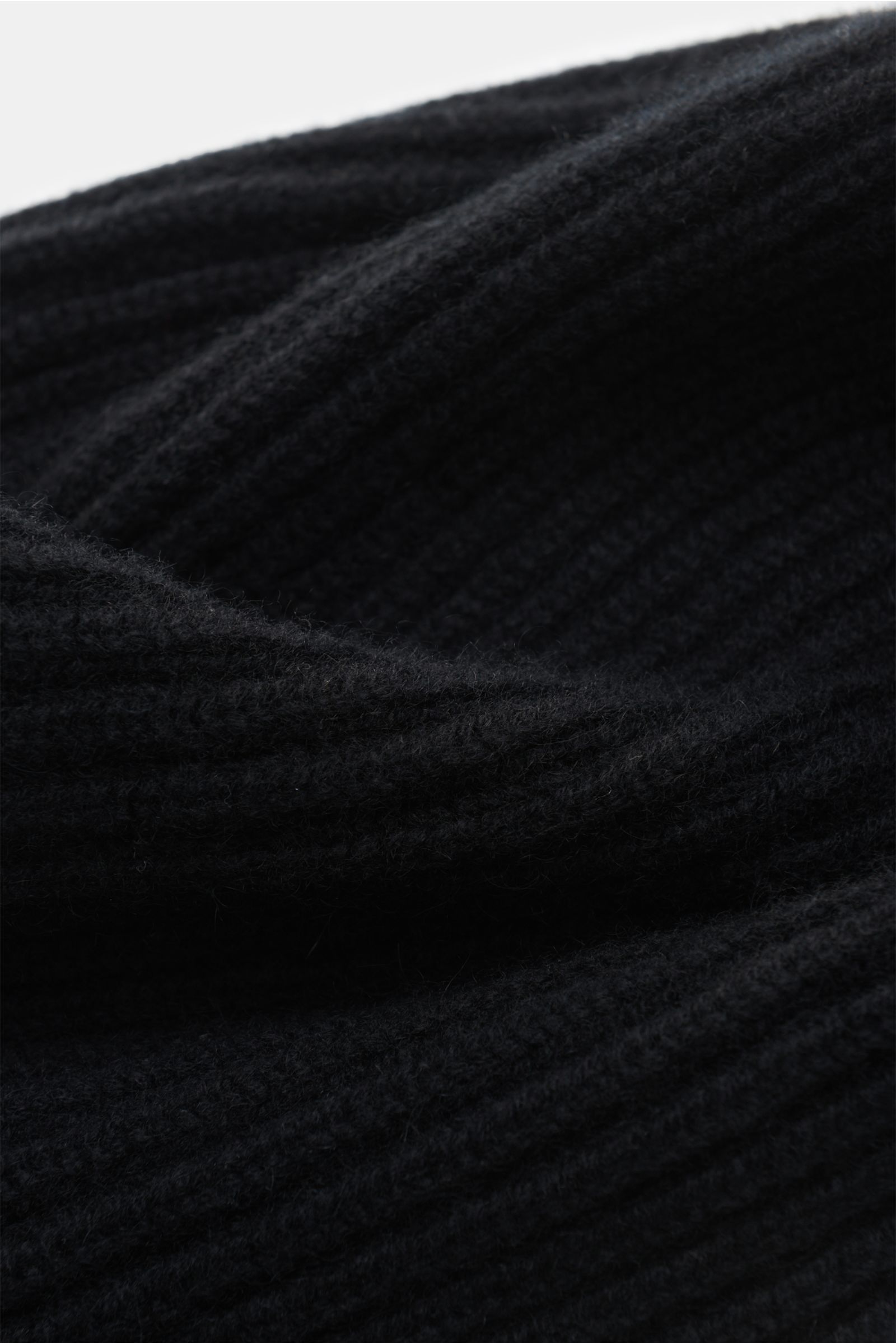 Fedeli Cashmere Mütze 'Alfredo' schwarz in Nahaufnahme, grobes Rippstrickmuster, weicher Griff, variabler Umschlag, reiner Cashmere.