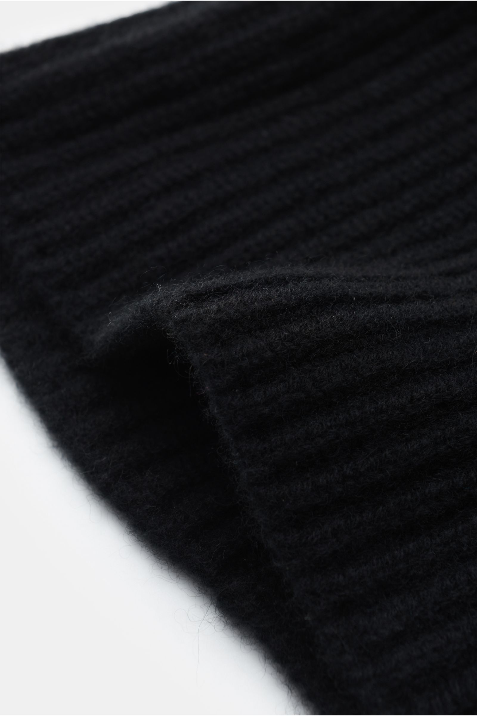 Fedeli Cashmere Mütze 'Alfredo' schwarz im Detail, Nahaufnahme von Umschlag und grobem Rippstrick, reiner, sehr weicher Cashmere.