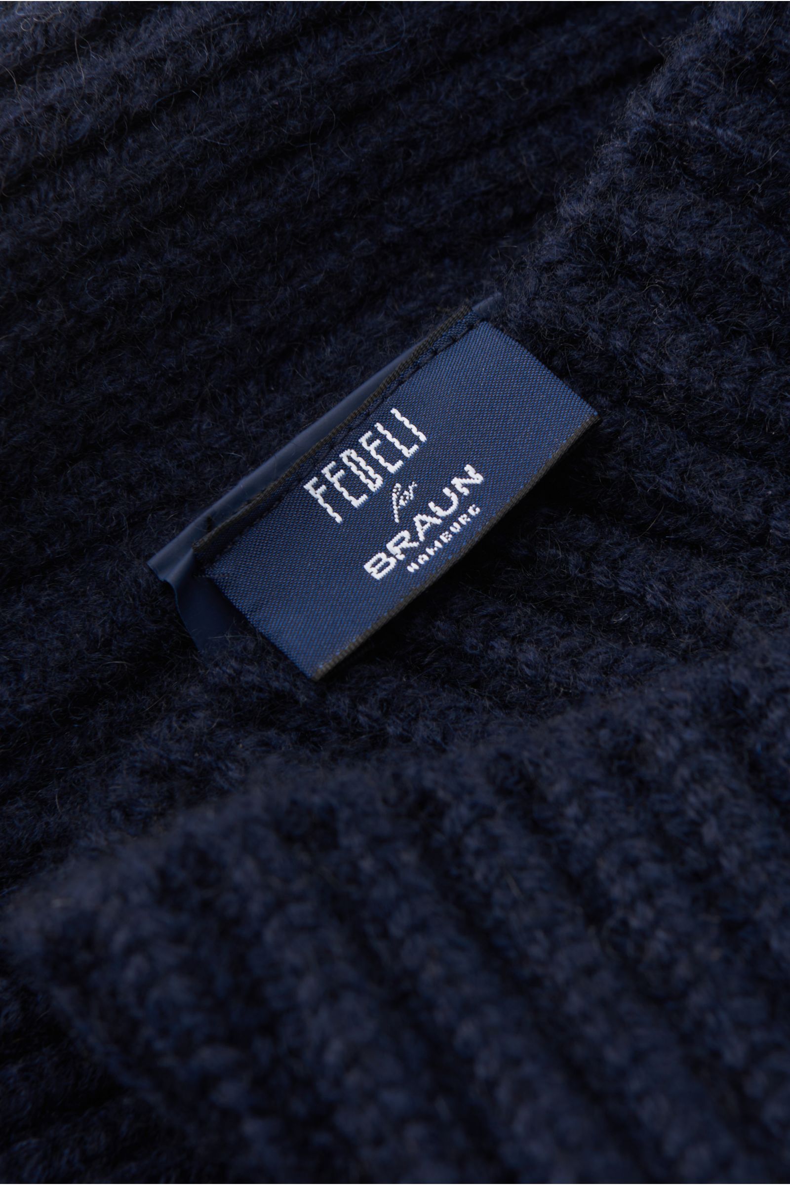 Fedeli Cashmere Mütze 'Alfredo' navy in grobem Rippstrick mit variablem Umschlag, Detailaufnahme aus schräger Nahperspektive, reiner Cashmere, sehr weich.