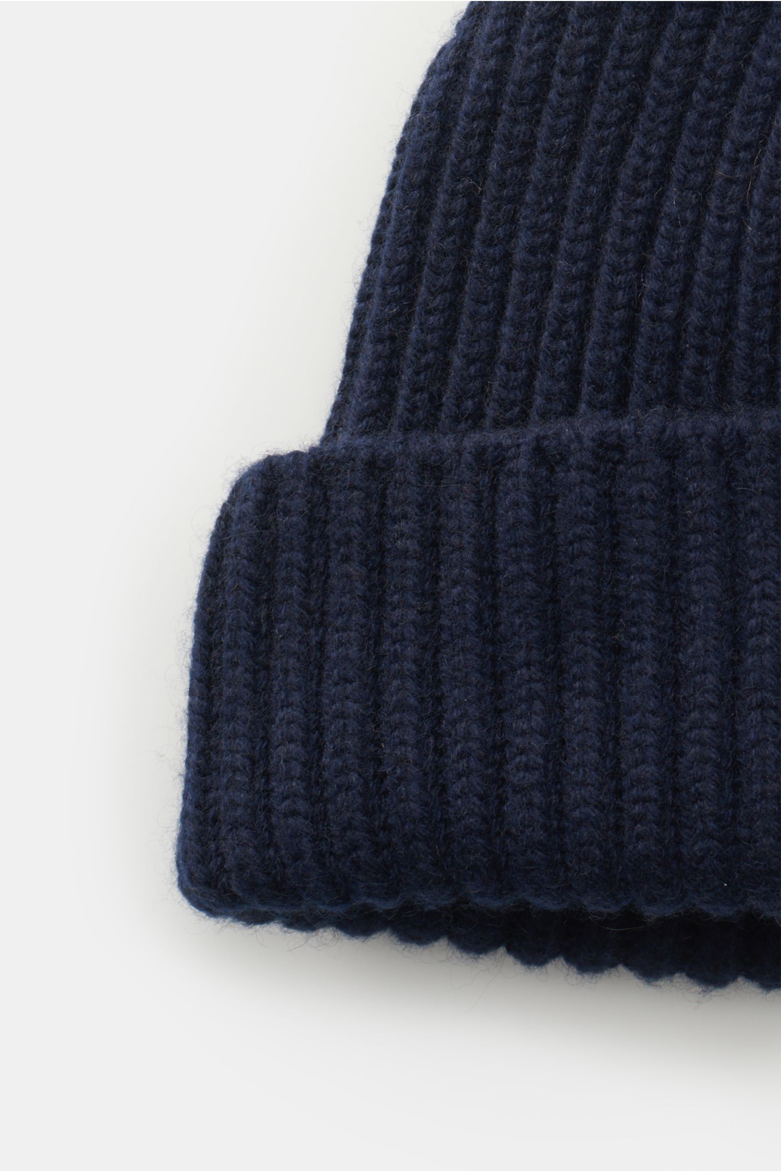 Fedeli Cashmere Mütze 'Alfredo' navy, Detailaufnahme in Rippstrick, variabler Umschlag, grobes Strickbild, feiner, weicher reiner Cashmere-Griff.