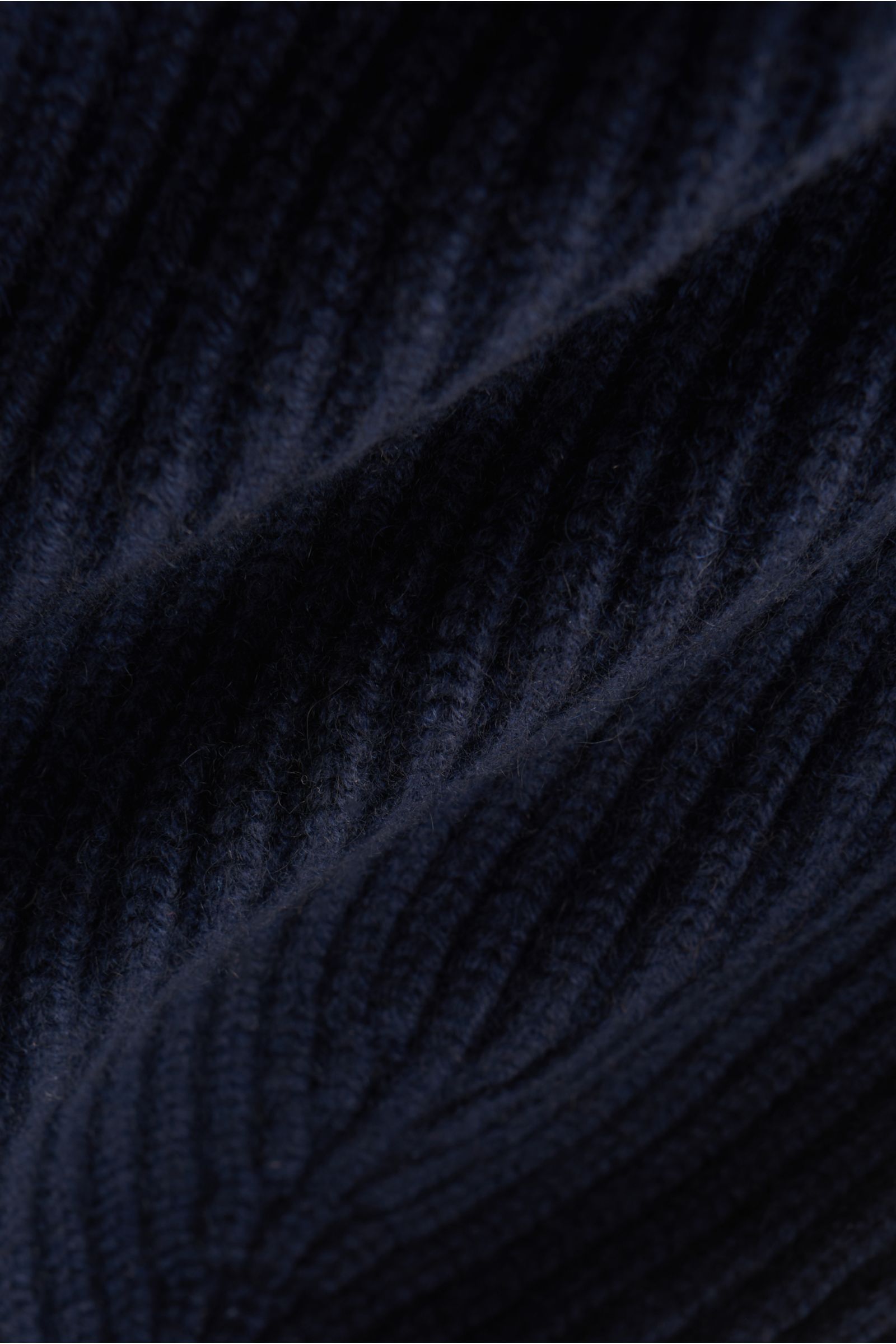 Fedeli Cashmere Mütze 'Alfredo' navy in Nahaufnahme, grobes Rippstrick-Patentmuster, weicher Griff, variabler Umschlag, reiner Cashmere.
