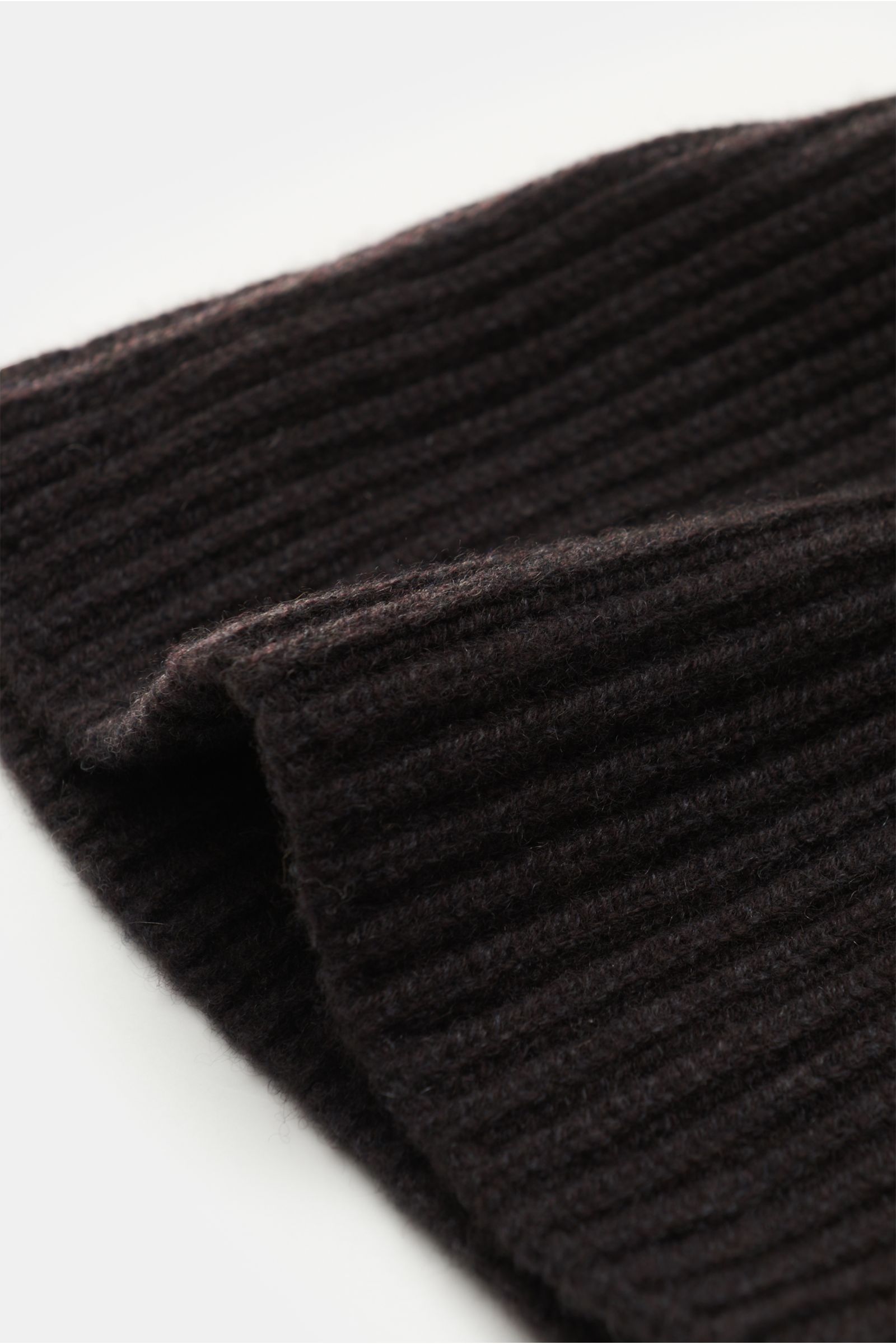 Fedeli Cashmere Mütze 'Alfredo' dunkelbraun, superweiche Rippstrick-Mütze aus reinem Cashmere mit variablen Umschlag, Nahaufnahme seitlich.