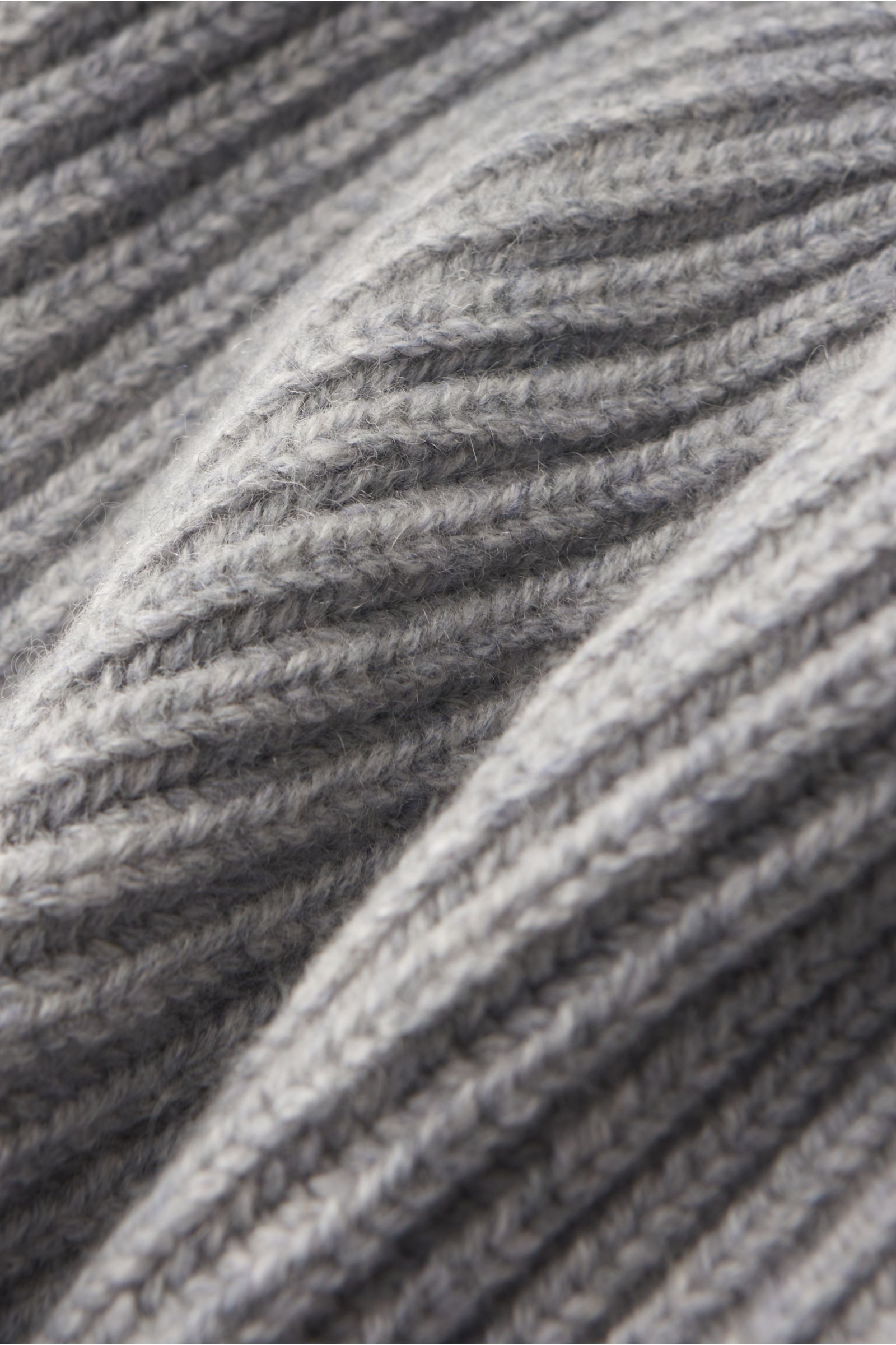 Fedeli Cashmere Mütze 'Alfredo' grau meliert im Detail, Nahaufnahme des groben Rippstrick-Patentmusters aus weichem reinen Cashmere.