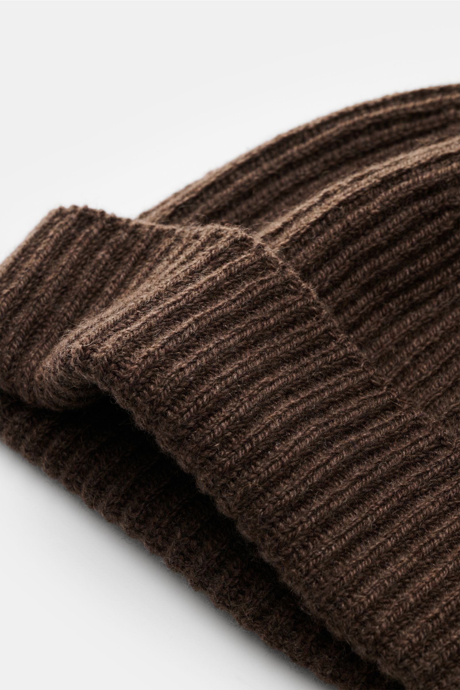 Cruciani Cashmere Mütze braun, Patentstrickmuster, feines Strickbild, schmaler Umschlag, aus reiner Cashmere, weicher Griff, Nahaufnahme seitlich.