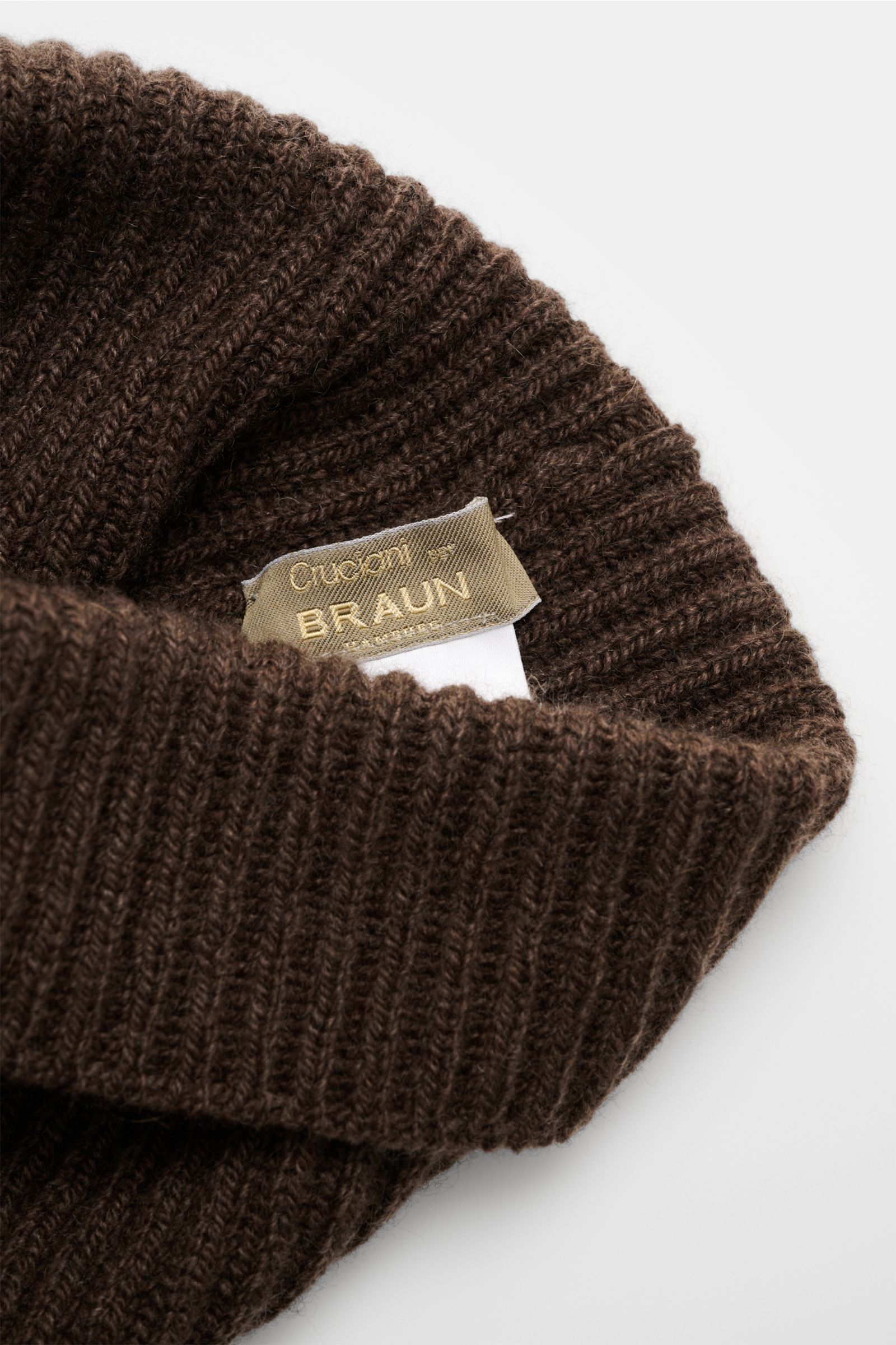 Cruciani Cashmere Mütze braun mit schmalem Umschlag aus reinem Cashmere, Patent-Strickmuster, feines Strickbild, Detailaufnahme von oben.